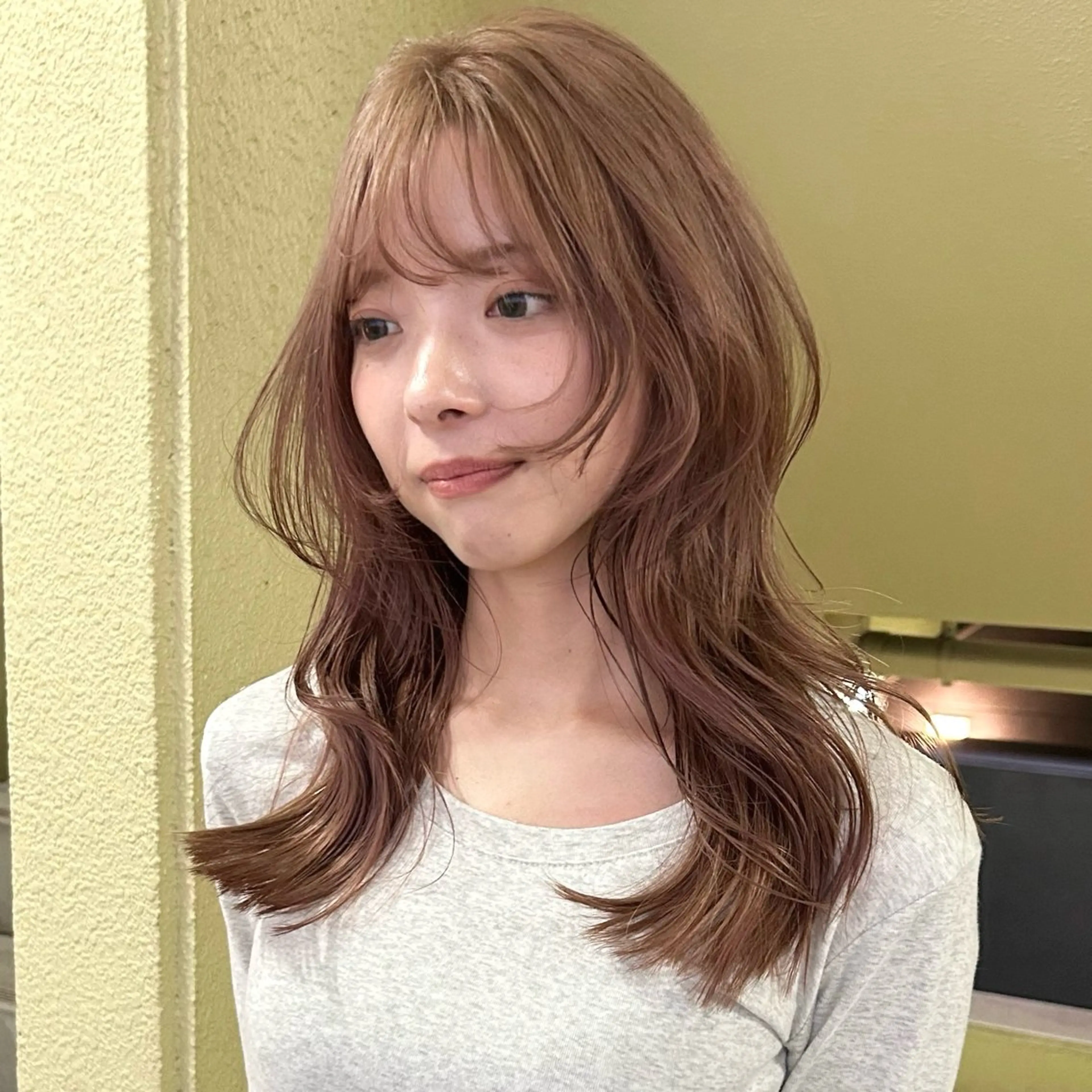 ロング カラー ベージュカラー ブリーチ ハイトーンカラー ピンクカラー ピンクベージュ ヘアカラー トリートメント レイヤーカット/栄/ 顔周り/キトウモエノのヘアスタイル