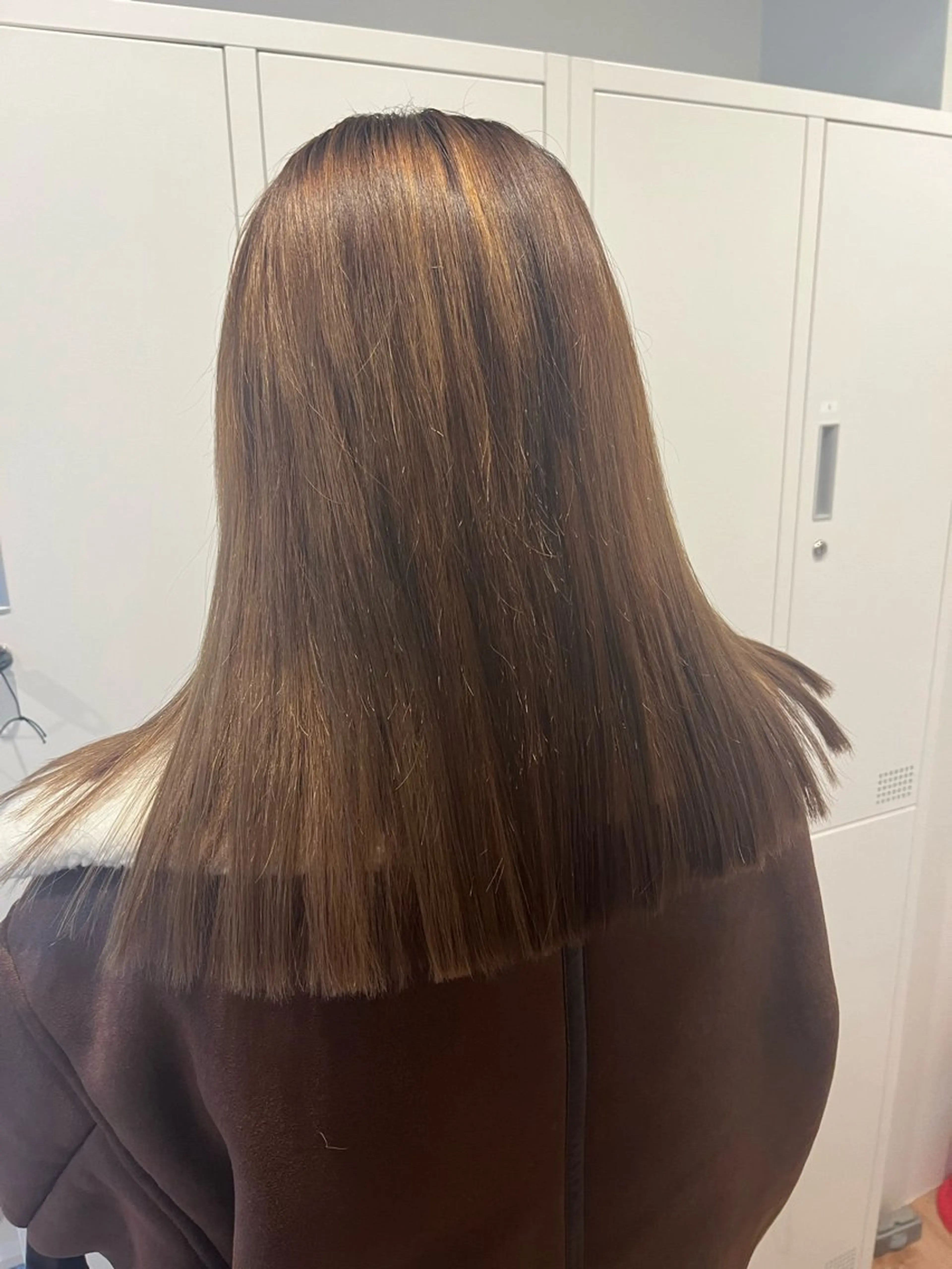 セミロング アイ／推し活 ／透明感カラーのヘアスタイル