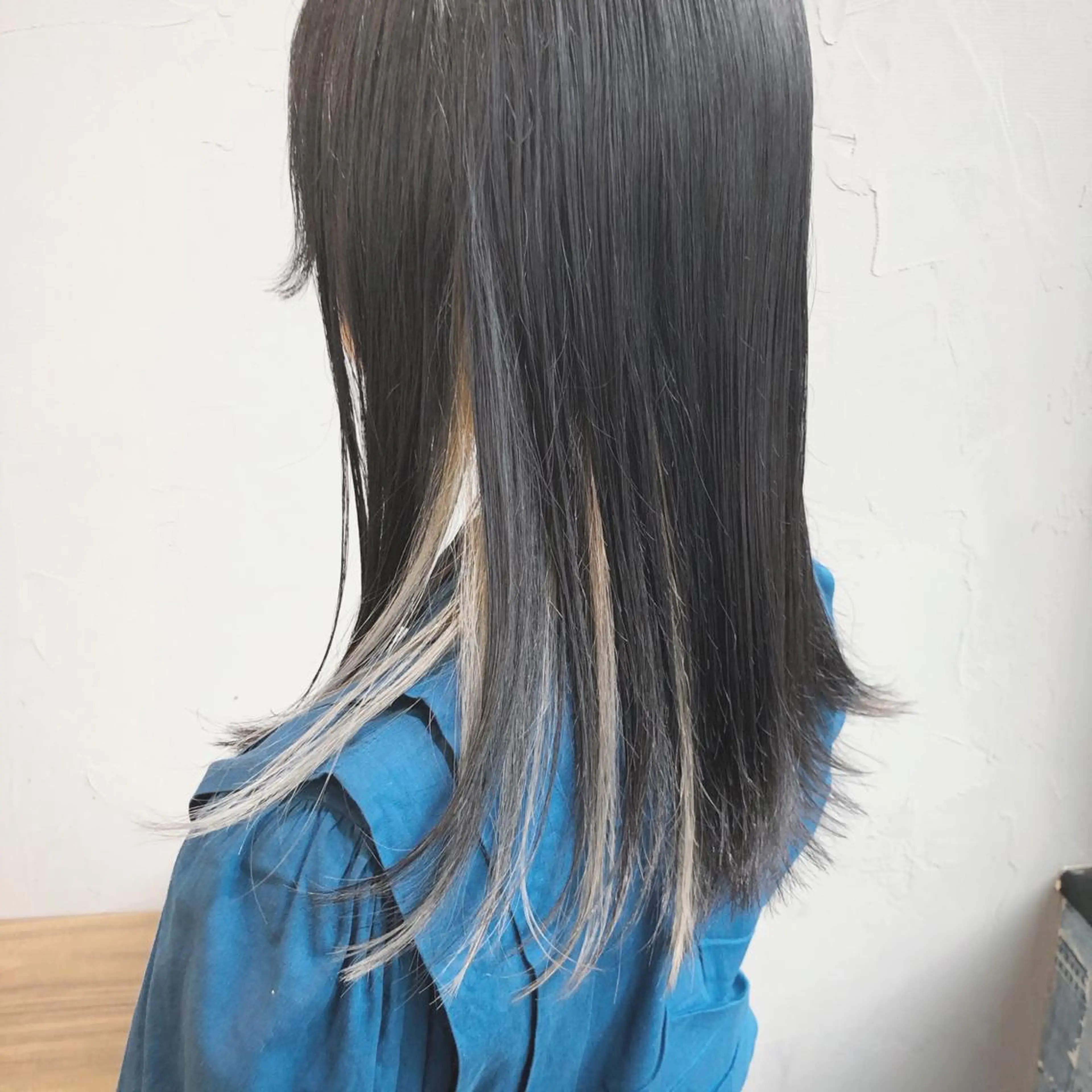 セミロング カラー ベージュカラー ダークグレー インナーカラー ホワイトベージュ カット ヘアカラー トリートメント 山口 浩之のヘアスタイル