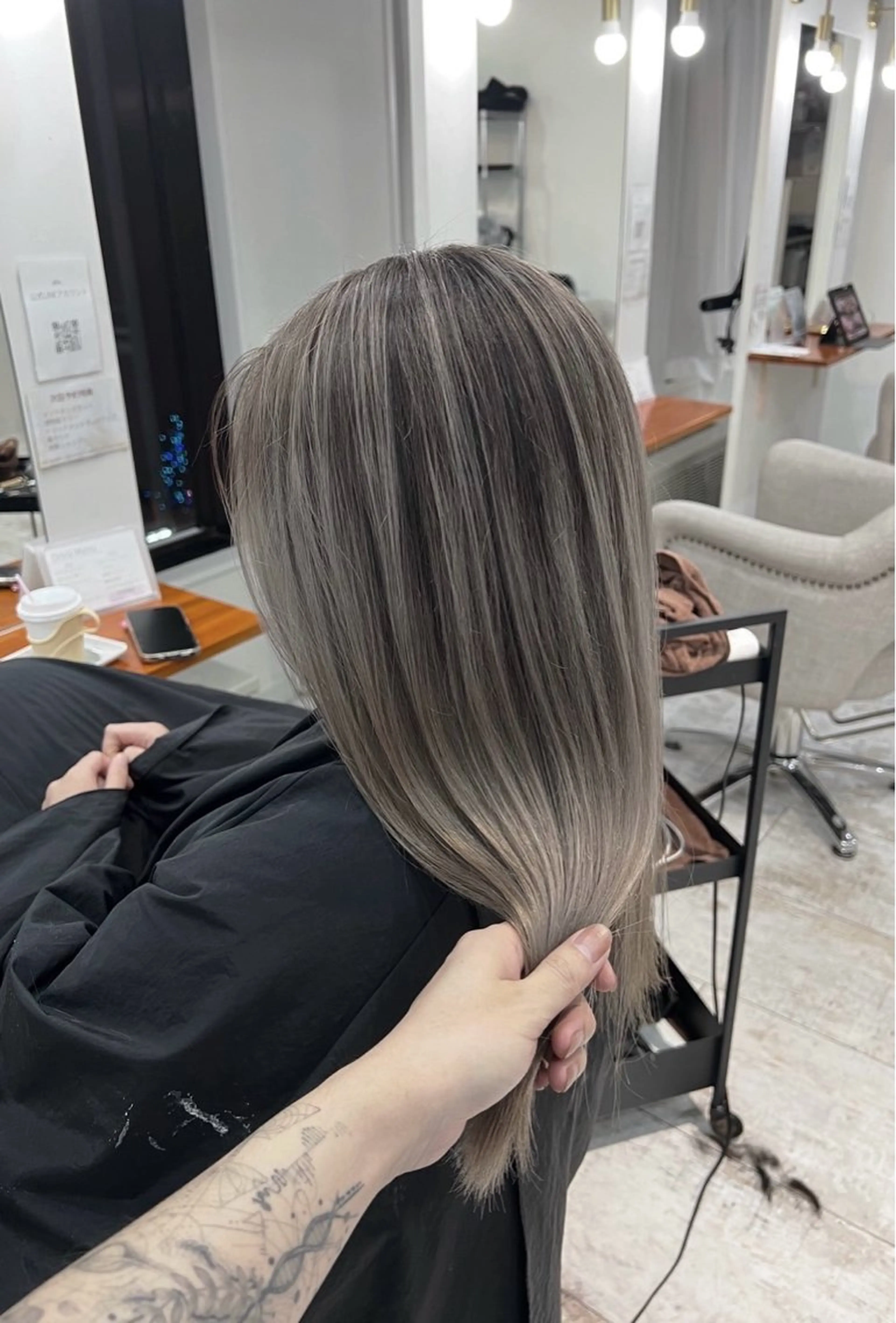 ミディアム カラー バレイヤージュ グレージュ レイヤーカット ヘアカラー トリートメント 指名数No.1 /NAOYAのヘアスタイル