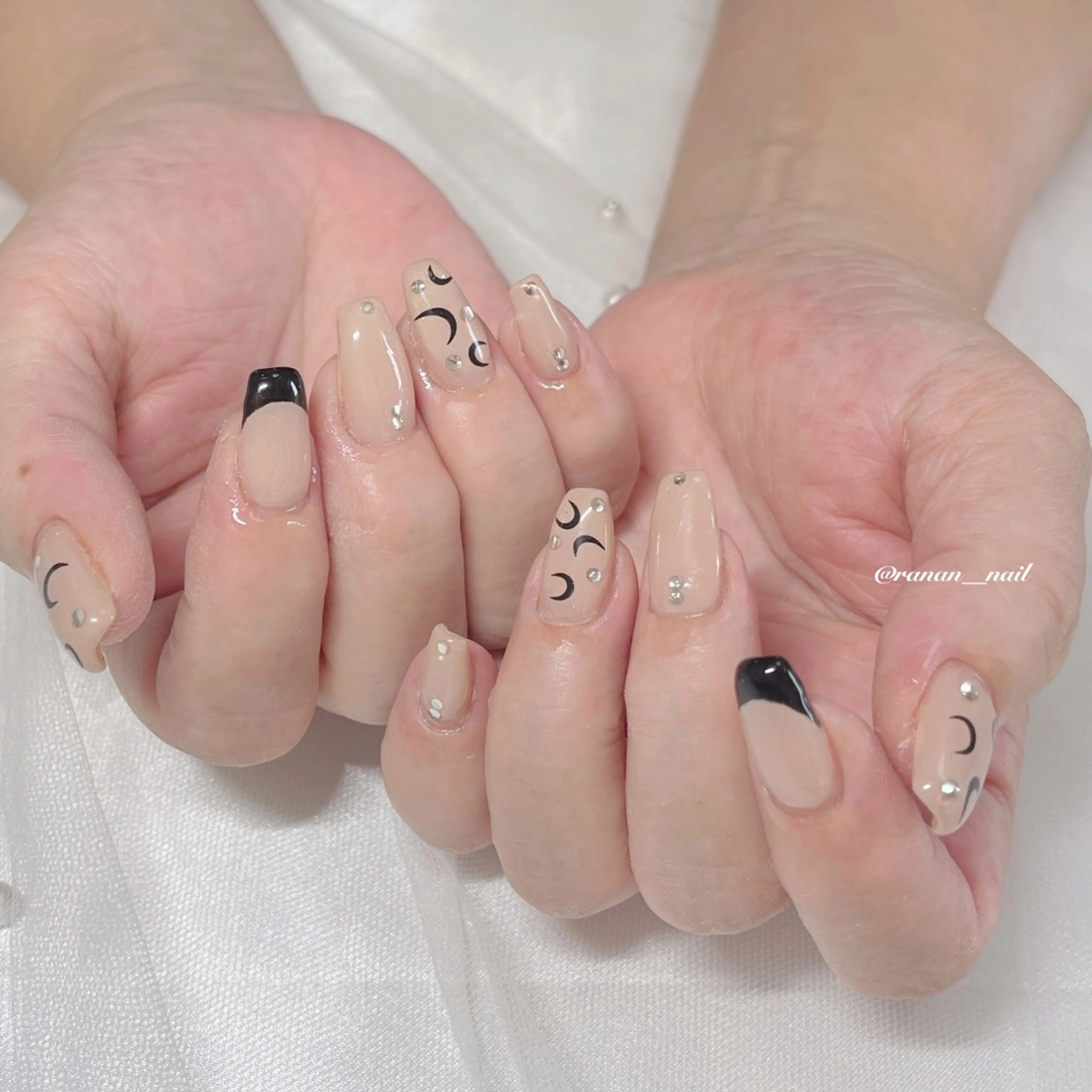 ネイル 𝓇𝒶𝓃𝒶𝓃 𝓃𝒶𝒾𝓁のネイルデザイン