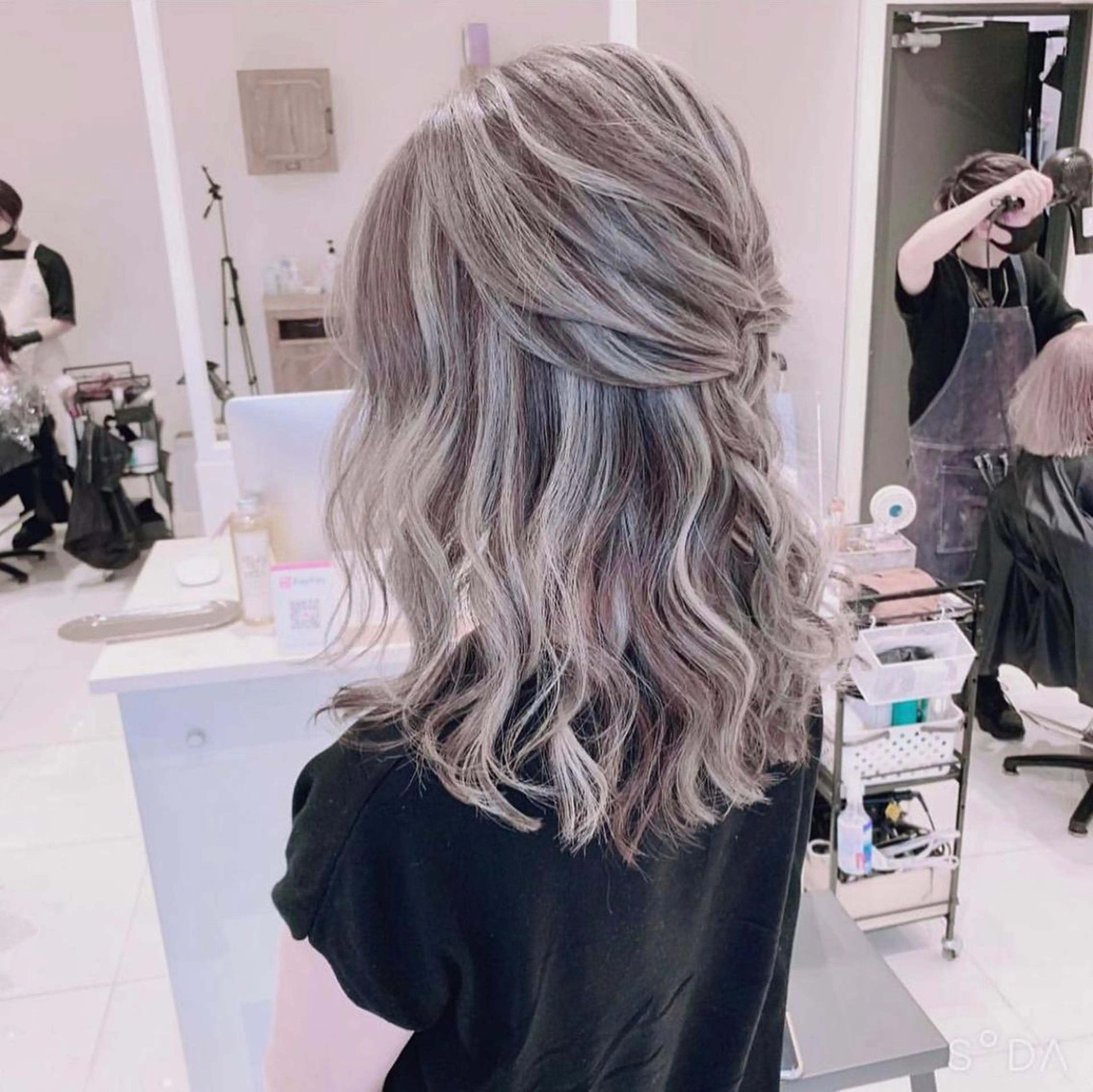 ロング カラー ブリーチ ケアブリーチ ハイライトカラー インナーカラー ハイライト ヘアカラー オフホワイトアンドなんば所属・福西 洋斗のヘアスタイル