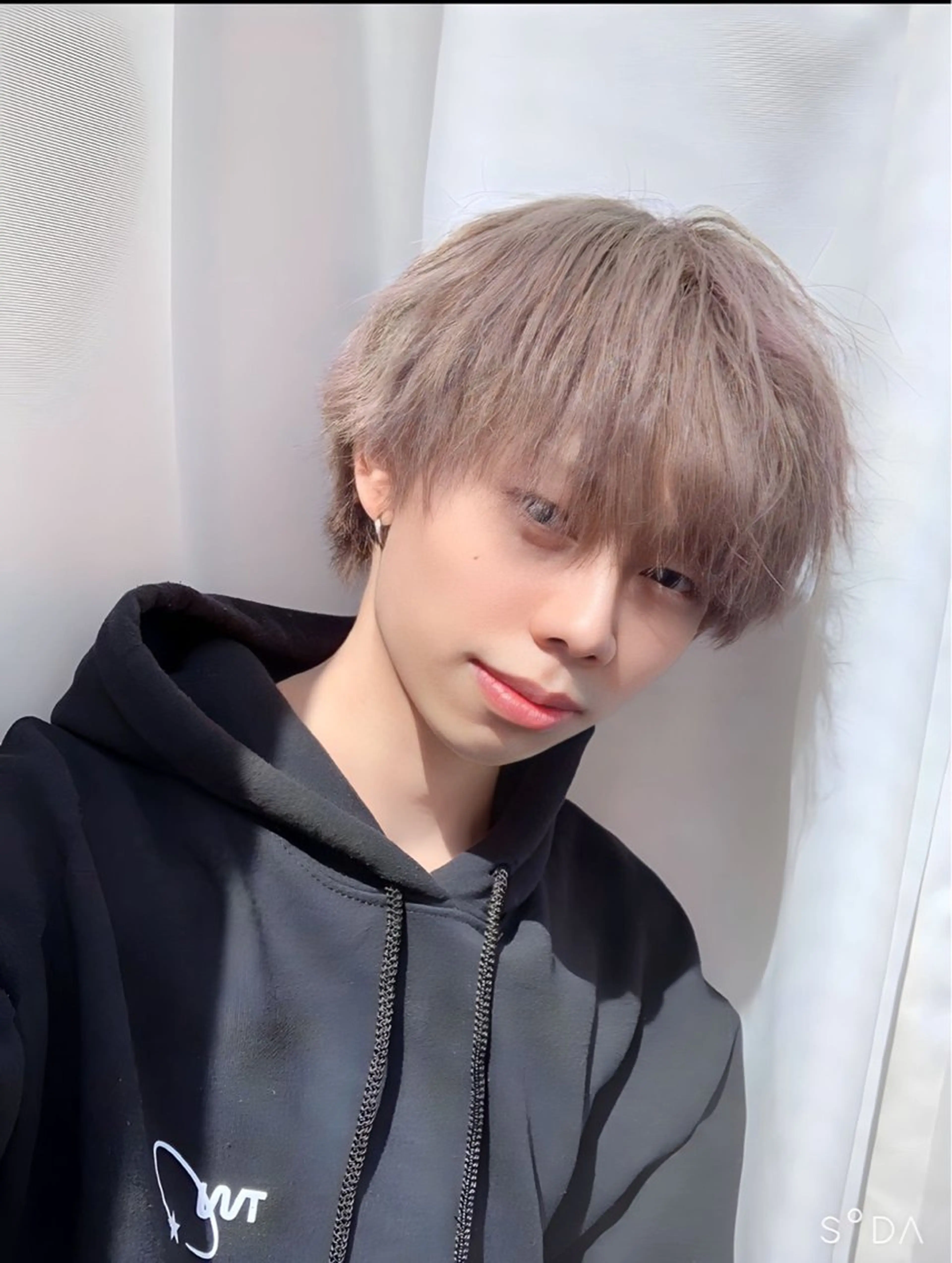 カラー メンズ センターパート メンズハイトーン マッシュウルフ マッシュ 刈り上げ 韓国ヘア/レイヤー/ 顔まわり/りょーとのヘアスタイル