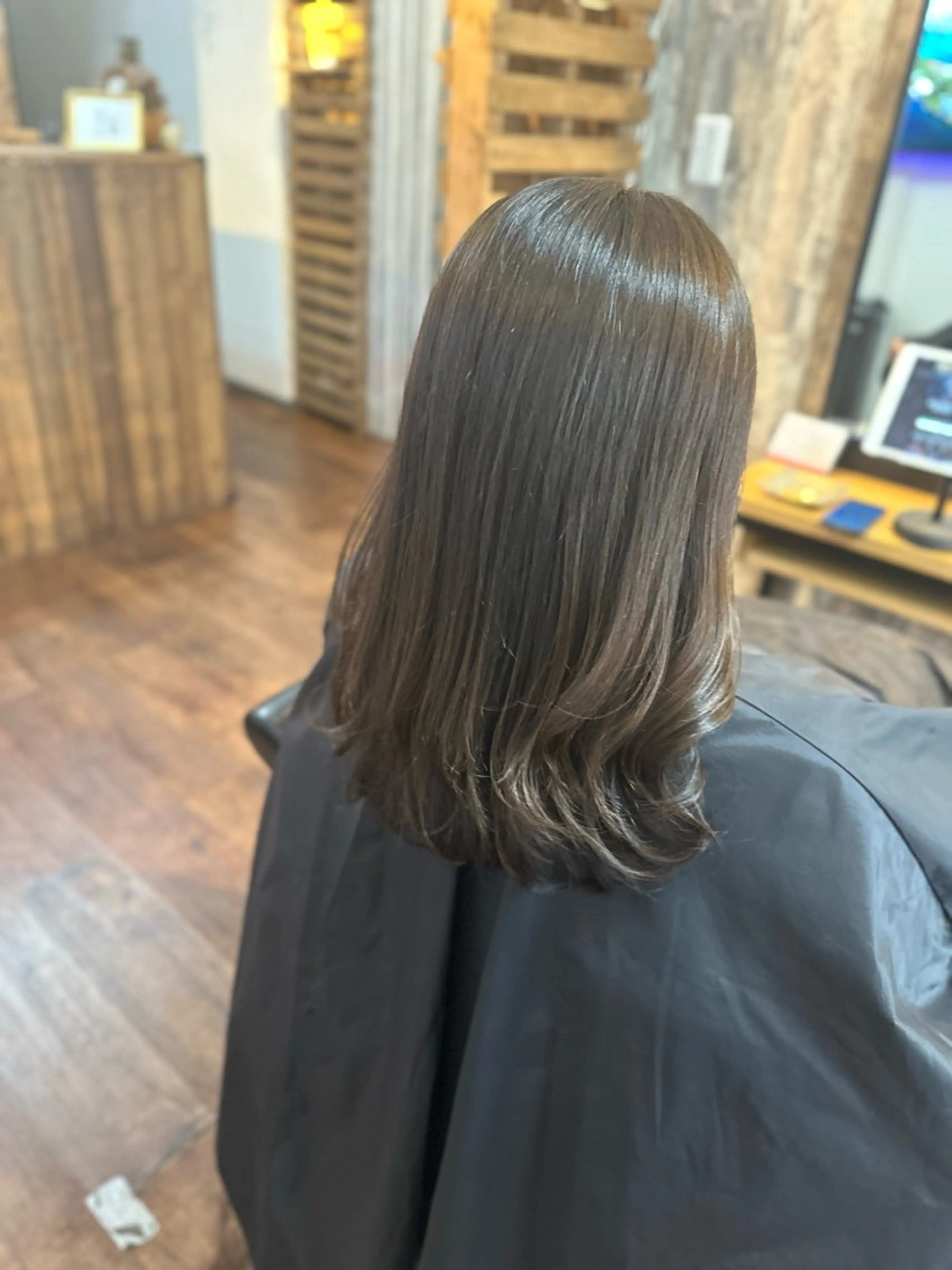 ミディアム カラー アッシュ ベージュカラー カット ヘアカラー Luzir⭐︎ GEN⭐︎のヘアスタイル