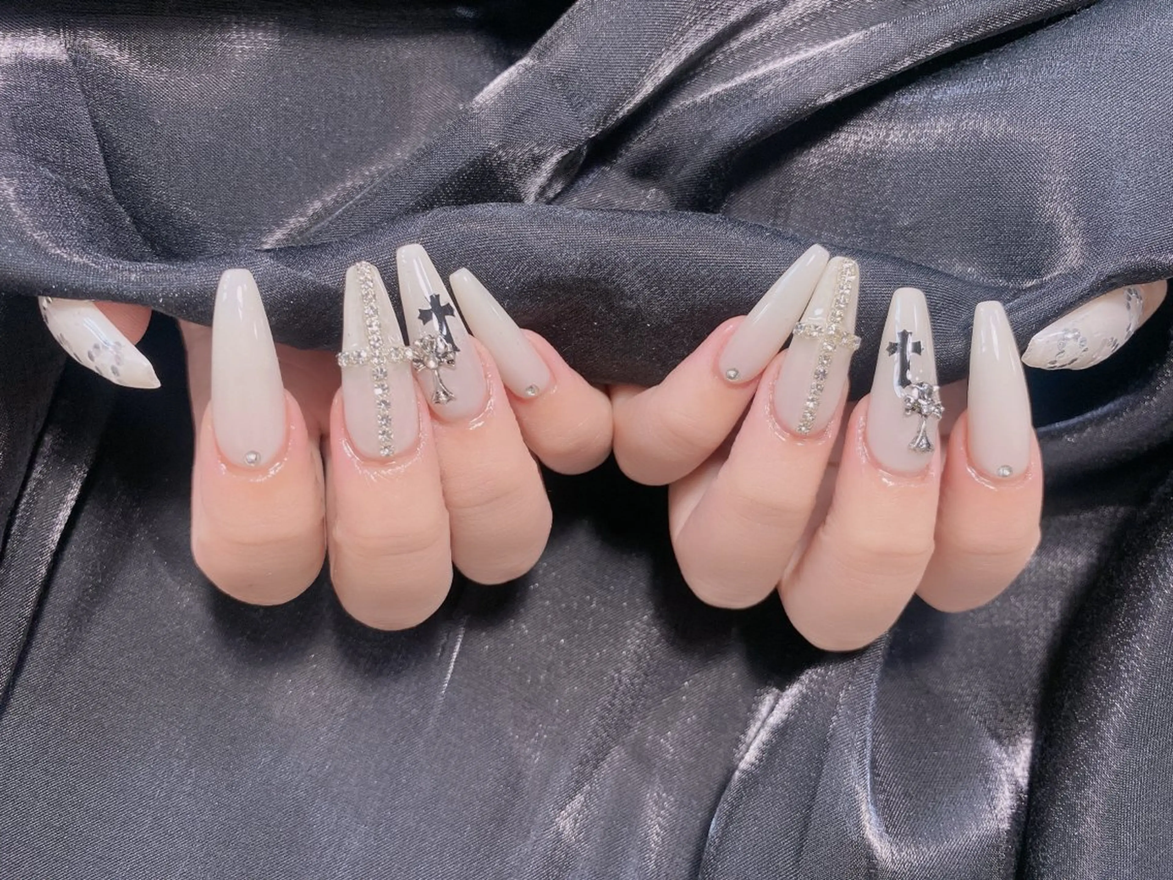 ネイル オーロラネイル ブルー チークネイル フットネイル フレンチネイル ハンドネイル インフィニティ ネイルサロンのネイルデザイン