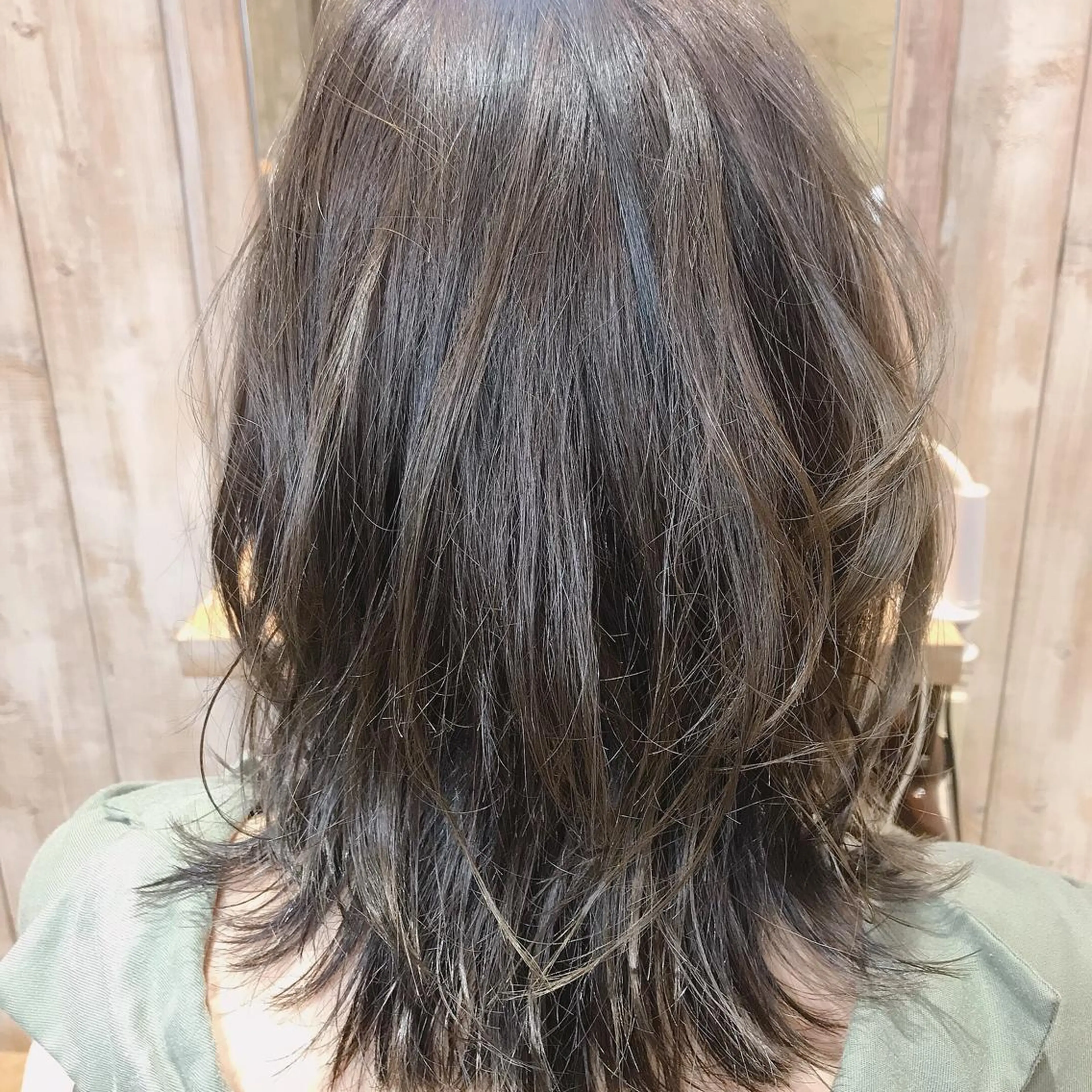 ミディアム CHIC 岩下真衣のヘアスタイル