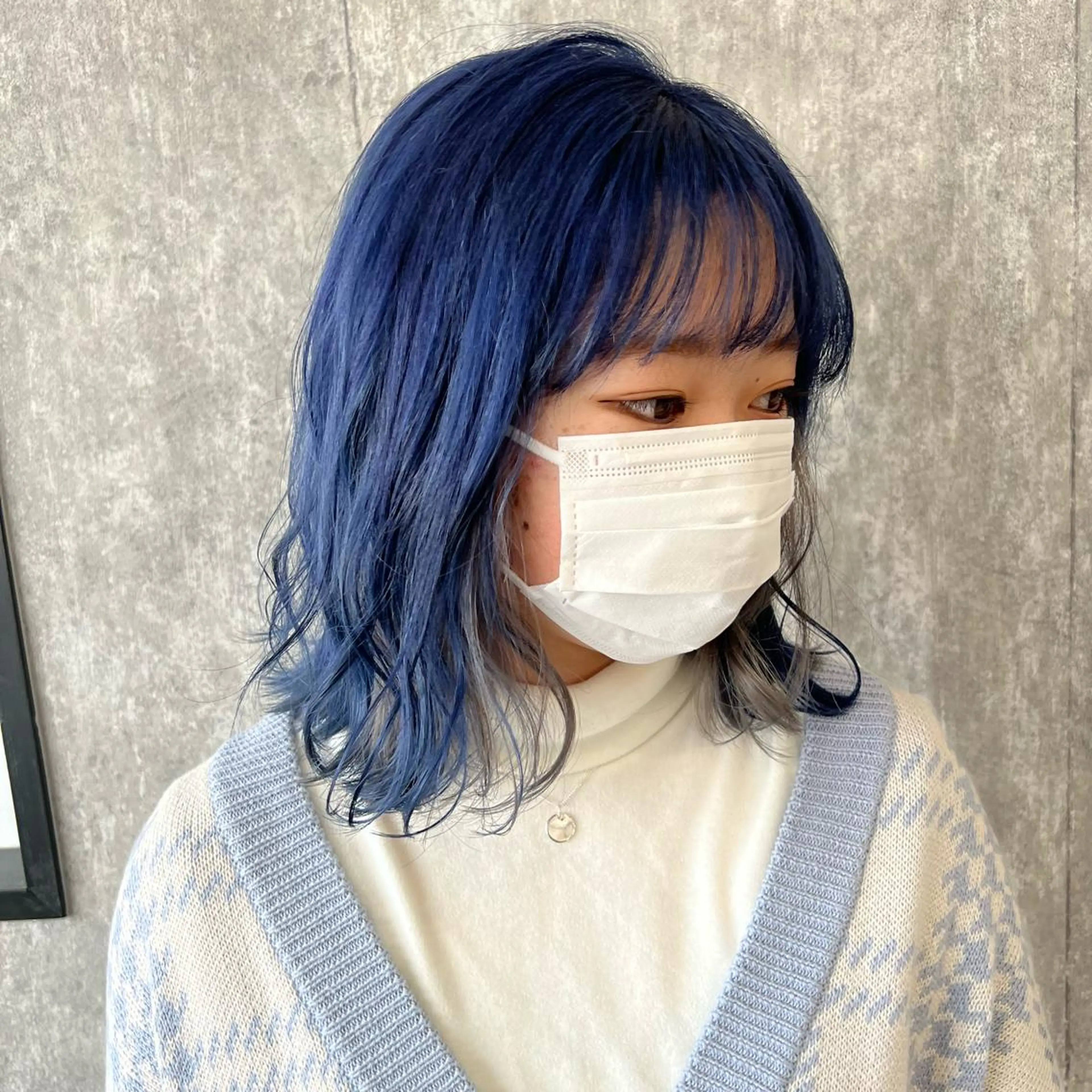ミディアム カラー ヘアアレンジ ブルーカラー シルバー TIDEHAIR SHIHOのヘアスタイル