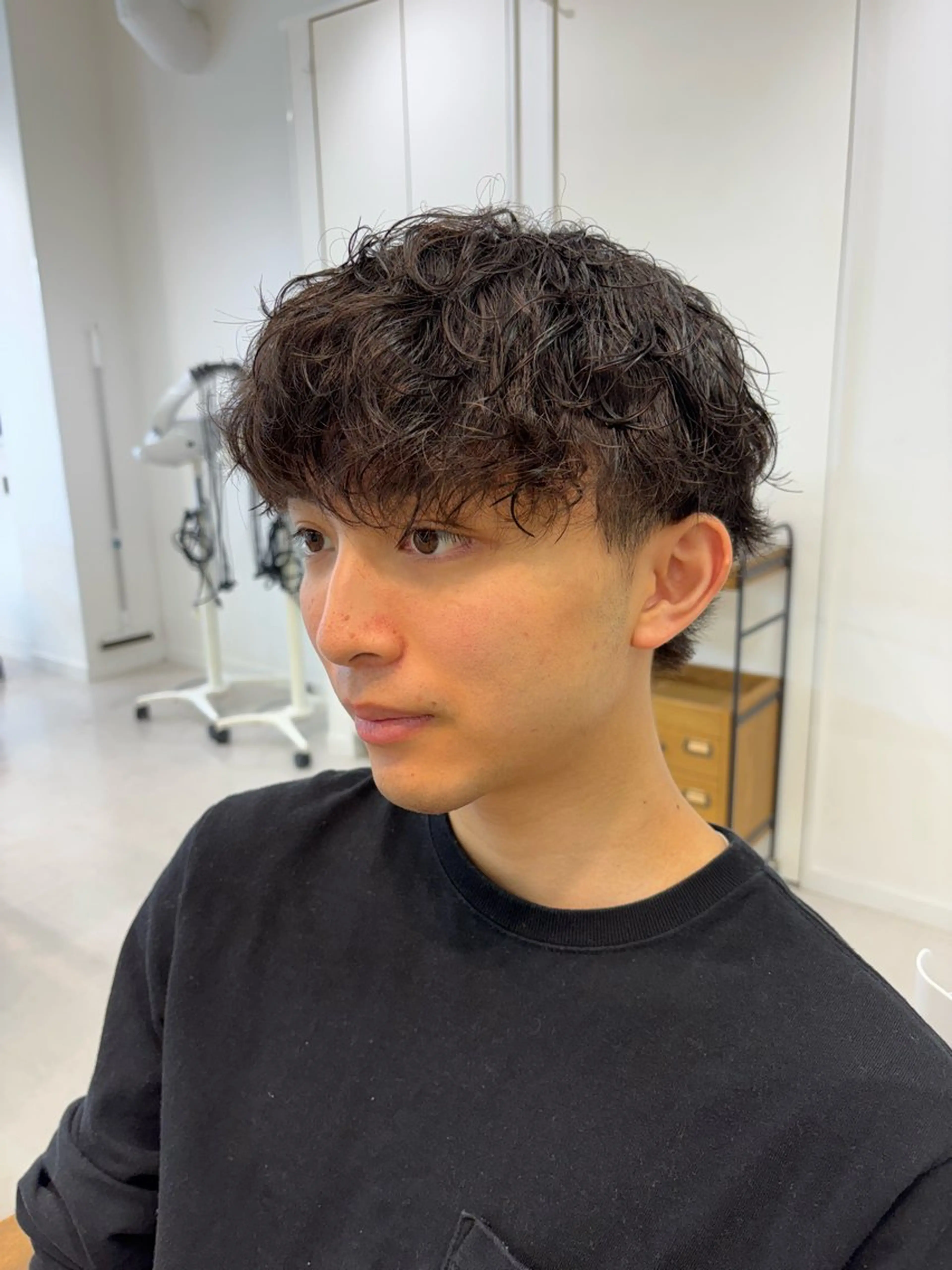 パーマ メンズ ビジネス メンズパーマ スペインカール 波巻きパーマ ニュアンスパーマ カット パーマ ニュアンスパーマ/ フェザー/マッシュのヘアスタイル