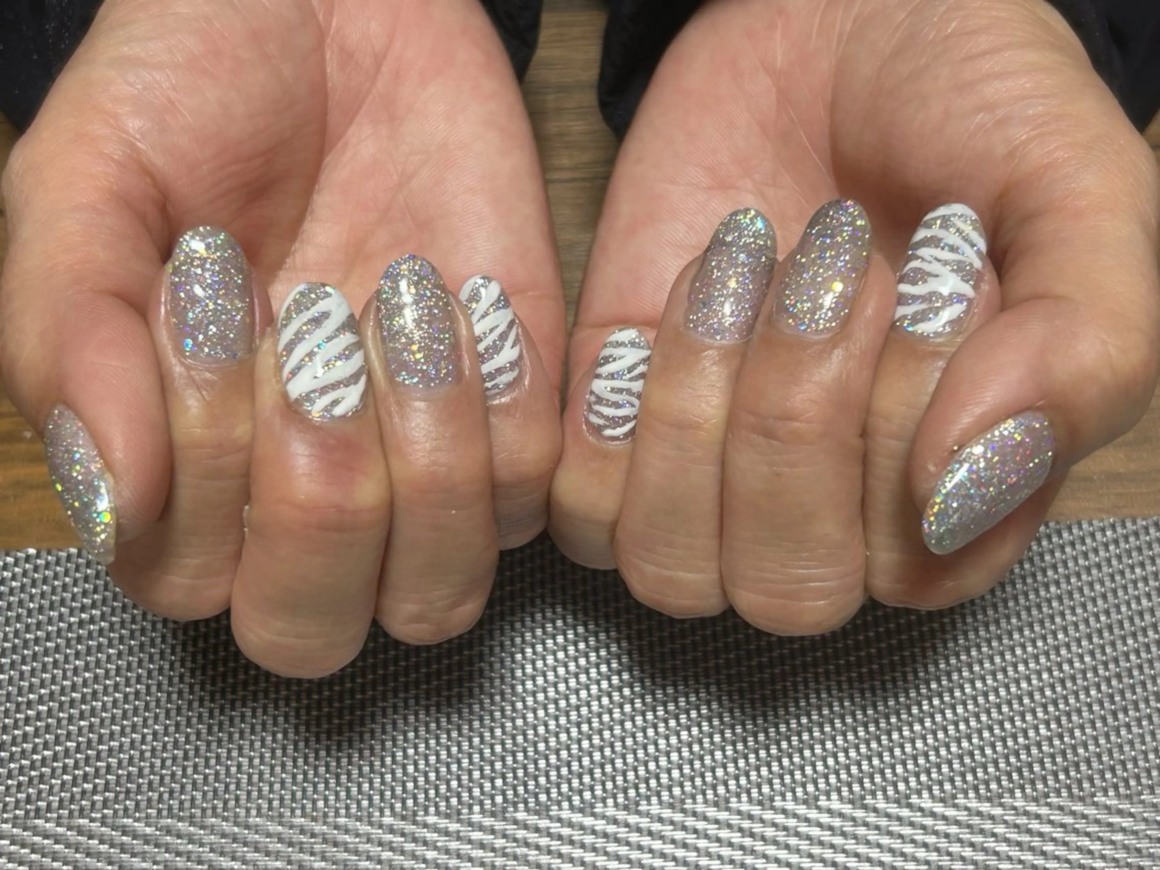 ネイル アニマル柄 オーロラネイル フラッシュネイル シルバー ハンドネイル i nailのネイルデザイン