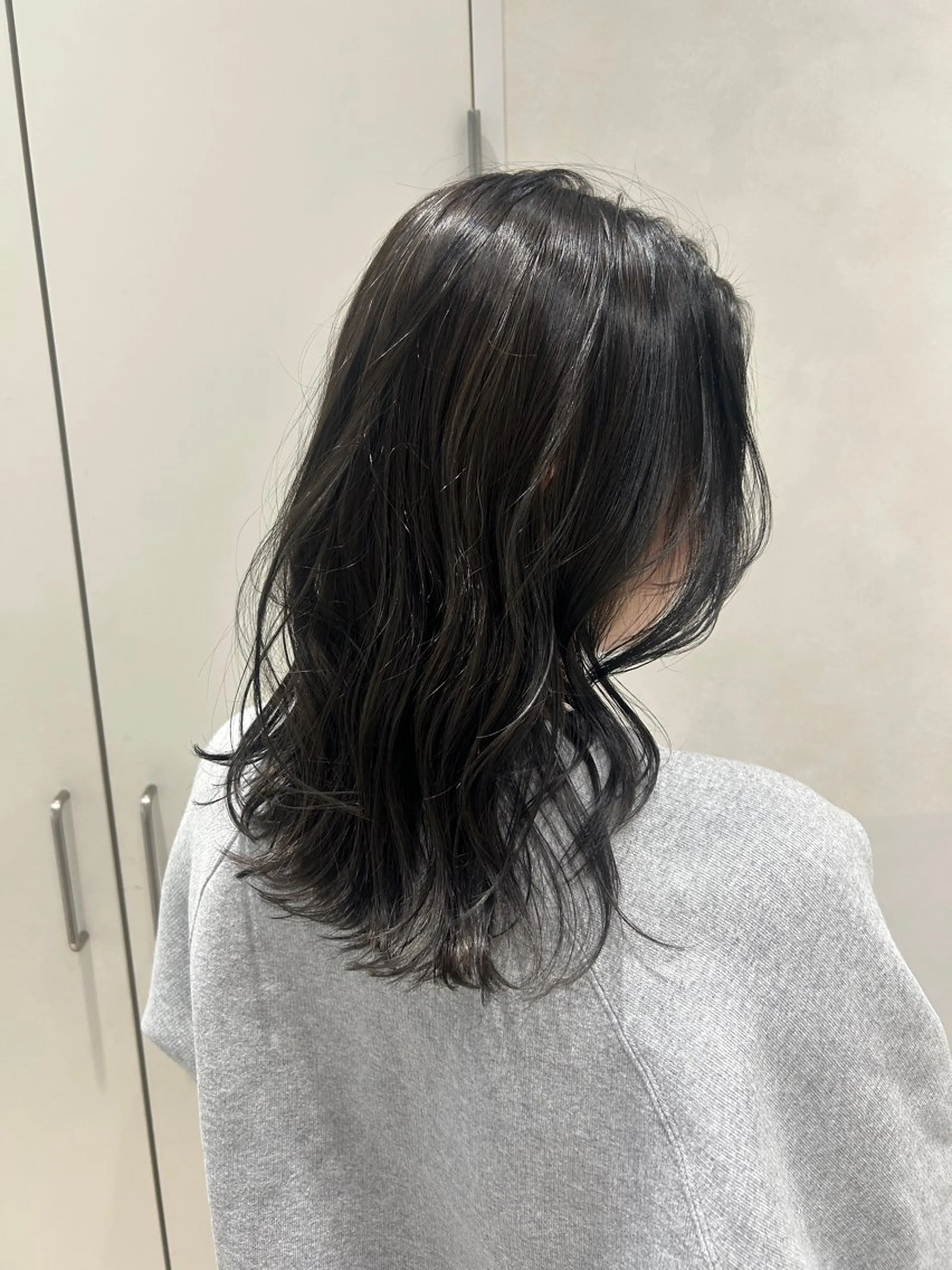 セミロング アッシュ アッシュグレー アッシュグレージュ ヘアカラー トリートメント SALOWIN栄 三丁目 木戸里実のヘアスタイル