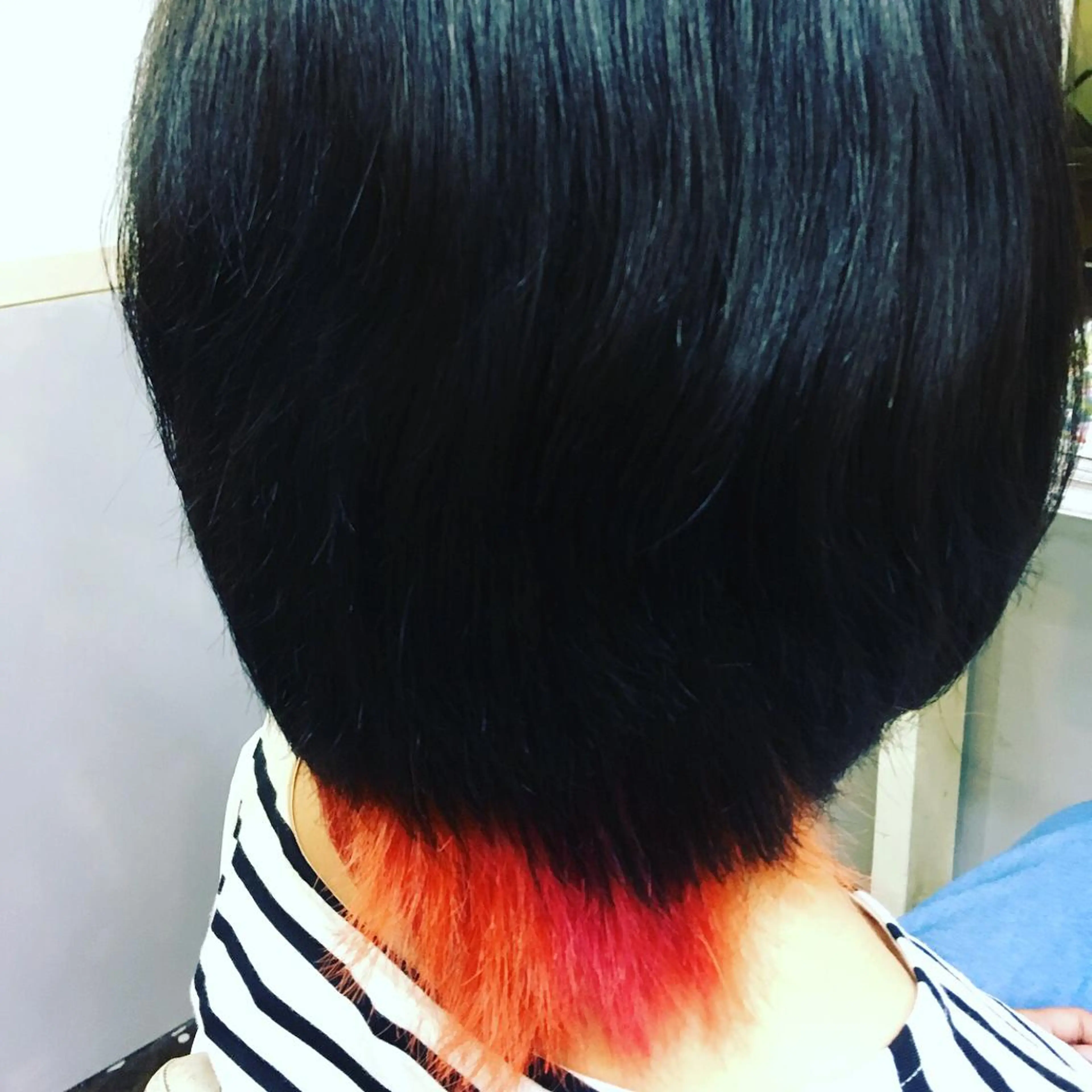 ショート カラー オレンジ レッドカラー ウルフカット ヨシダ アズサのヘアスタイル