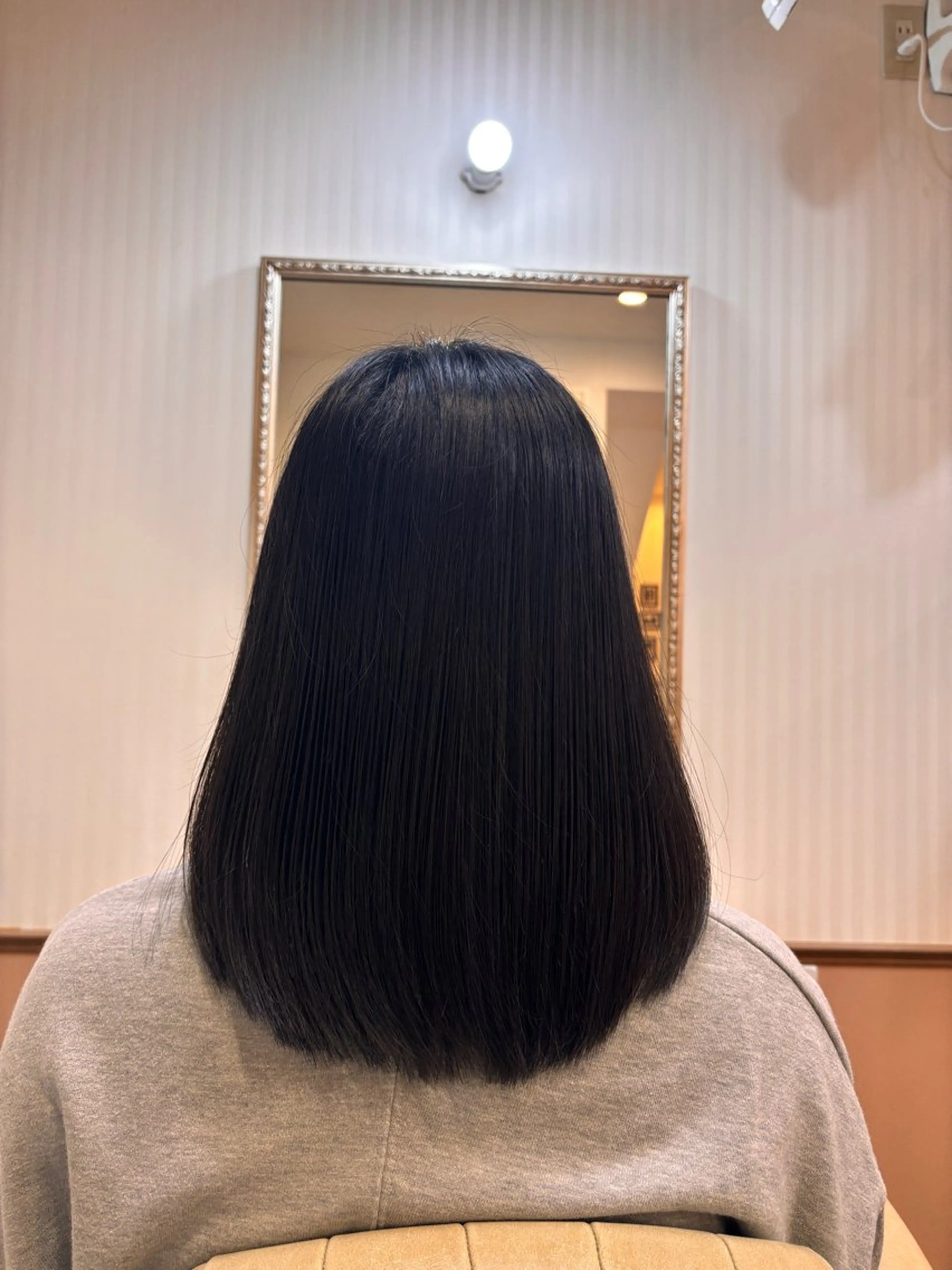 セミロング 吉井 愛のヘアスタイル
