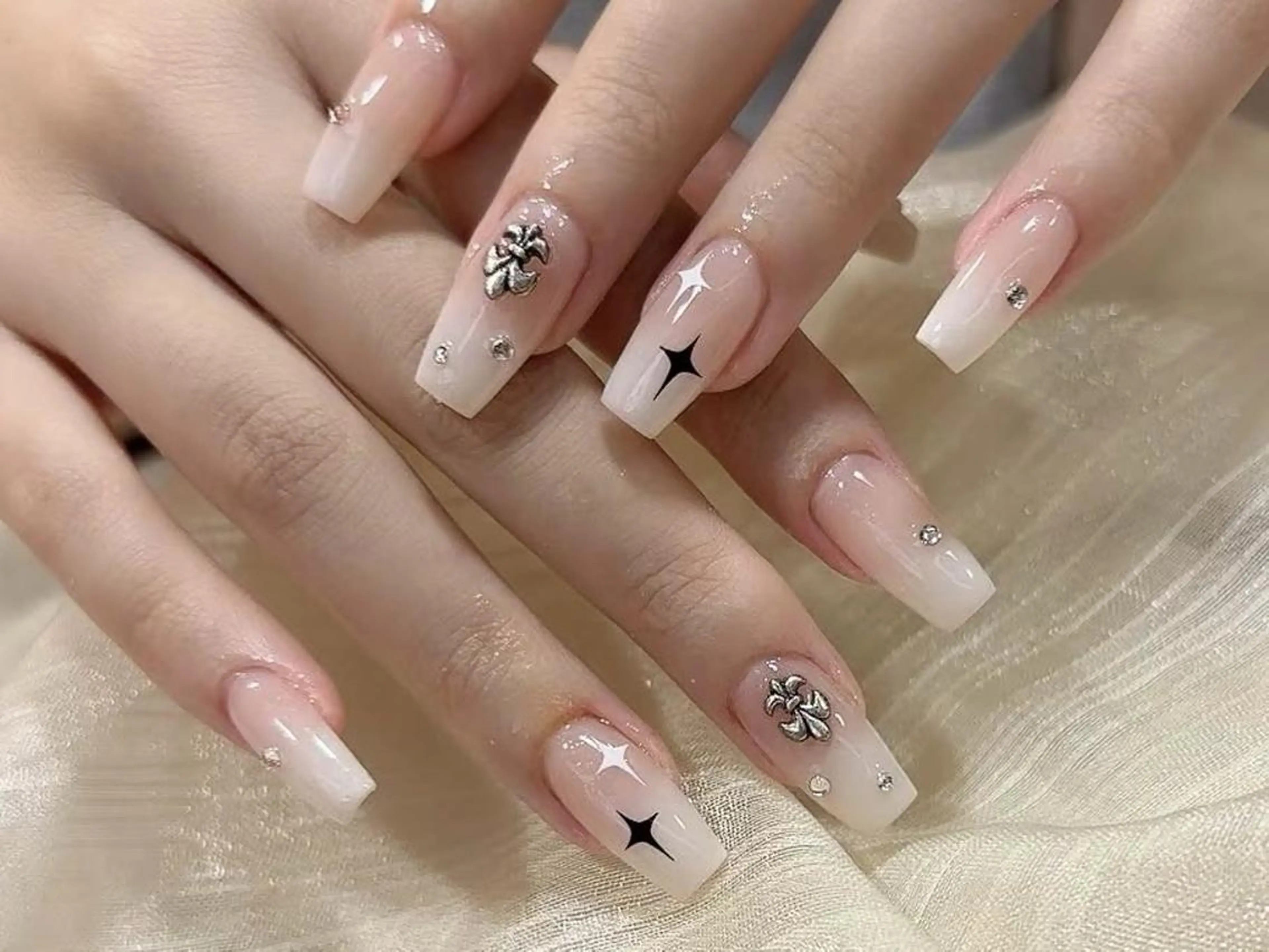 ネイル ジェルネイル グラデーション ミディアムネイル シンプルネイル ホワイト ハンドネイル ハンドケア 🎀NA.YUKI 上野店🎀のネイルデザイン