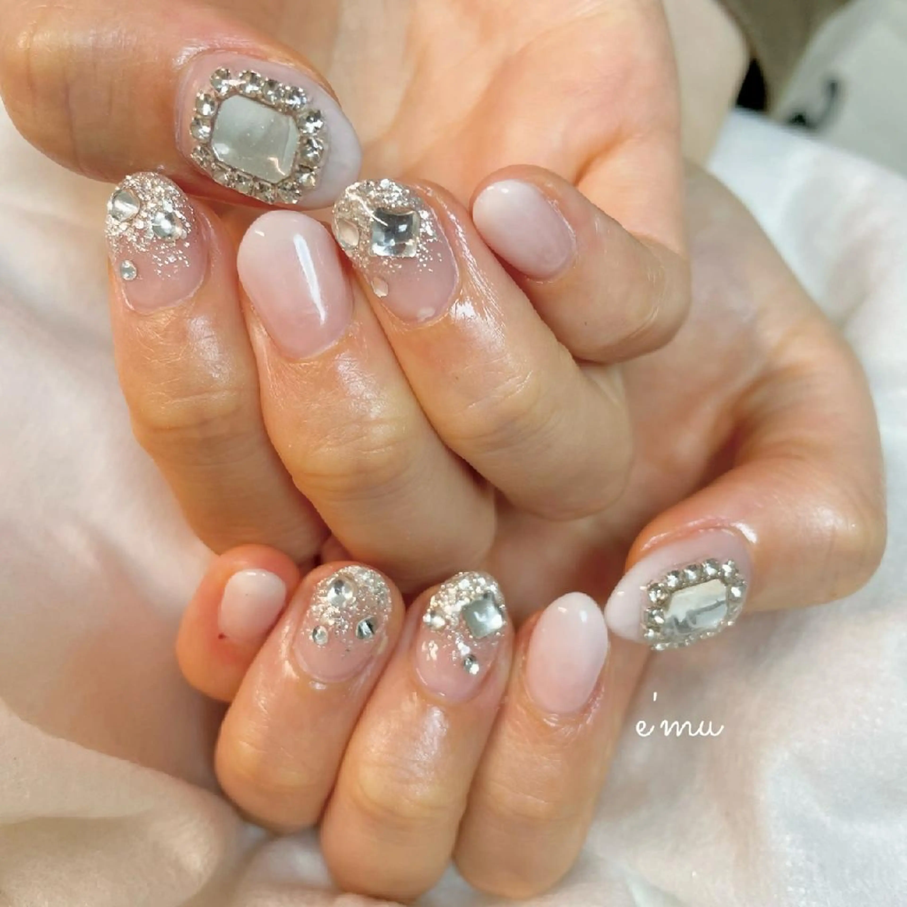 ネイル キラキラネイル 韓国ネイル ホワイト nail salon e'mu💐のネイルデザイン