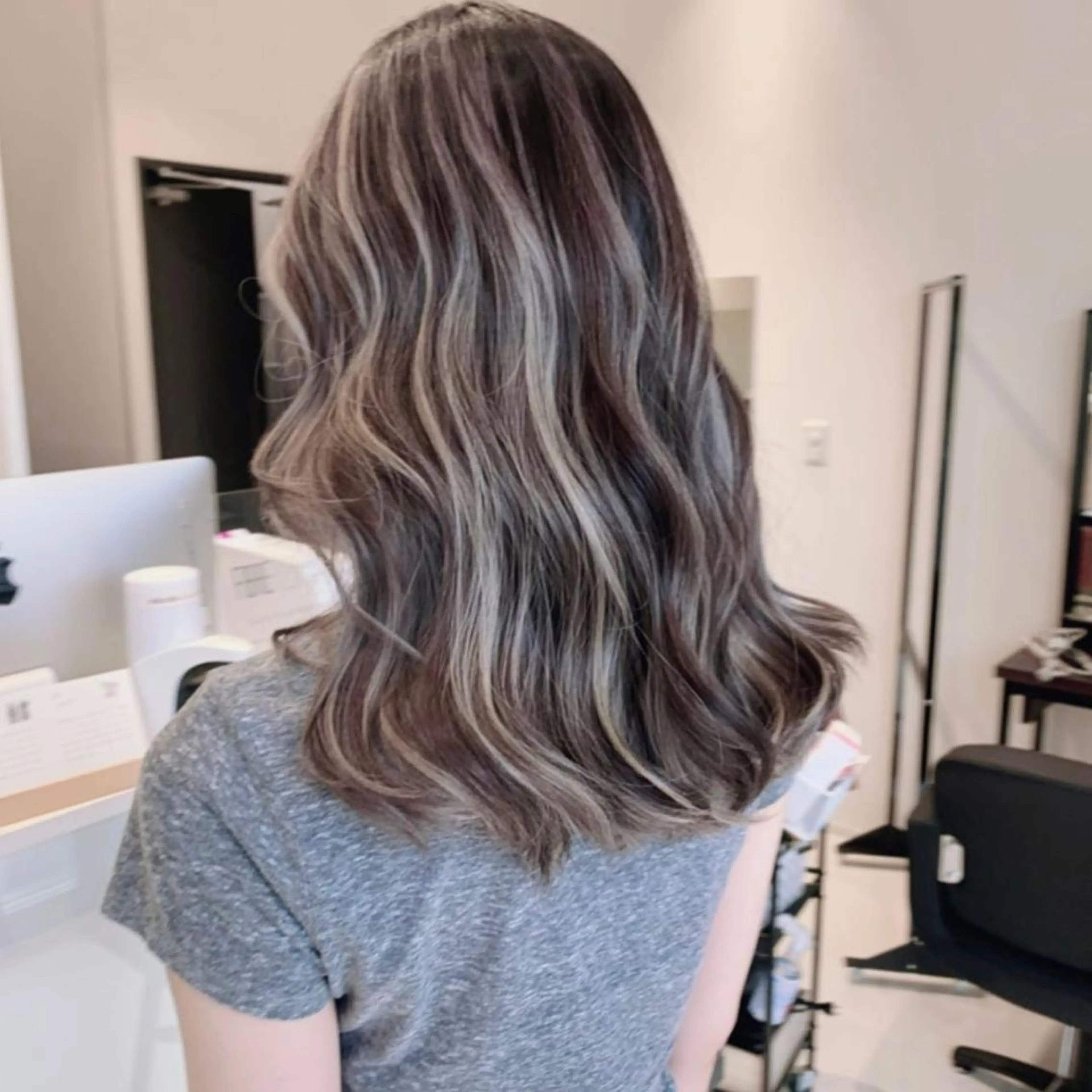 ロング ハイライト 髪質改善 ヘアカラー オフホワイトアンドなんば所属・福西 洋斗のヘアスタイル