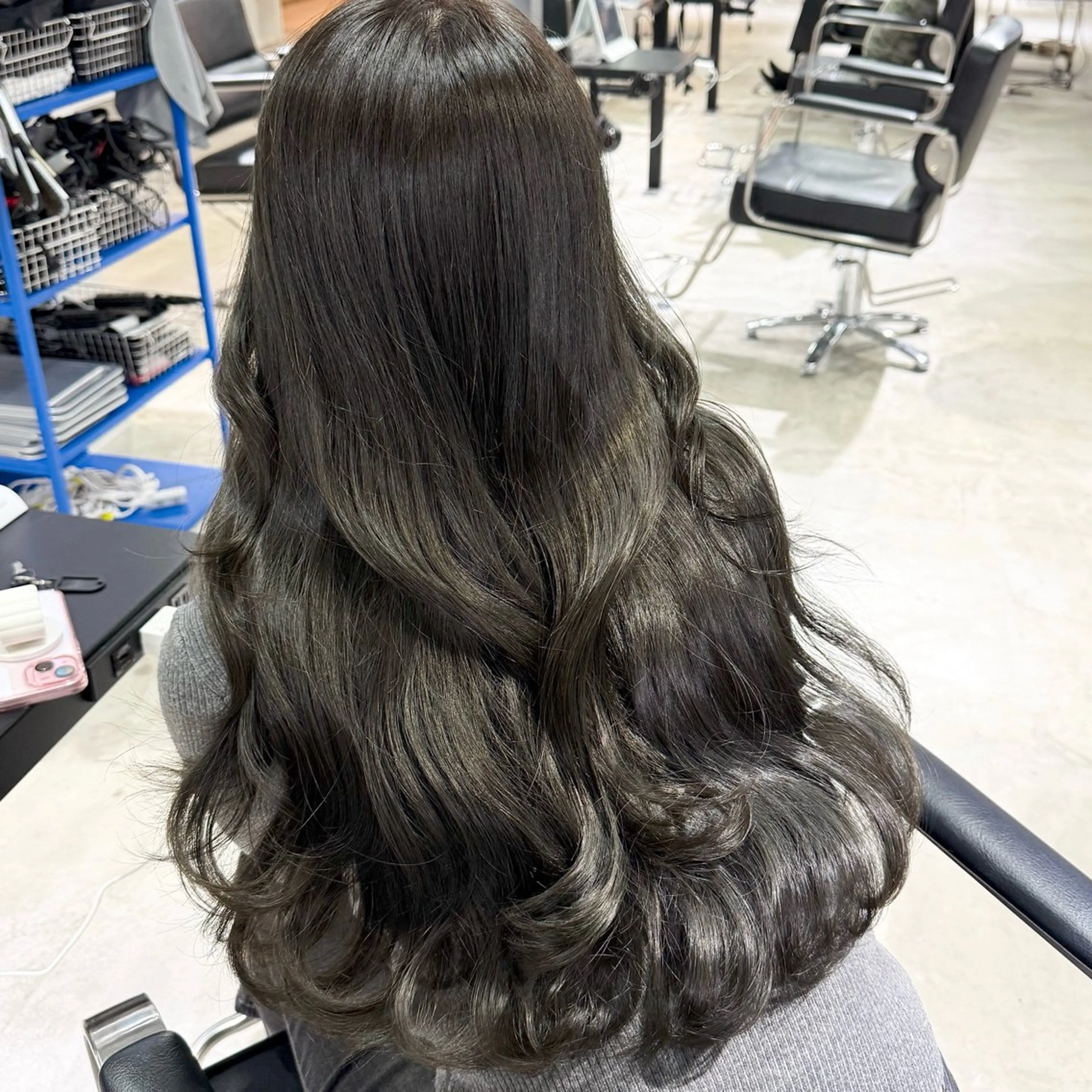 ロング カラー オリーブグレー 髪質改善 ヘアカラー 🎀ミルクティー/暖 色×レイヤー/マリアのヘアスタイル