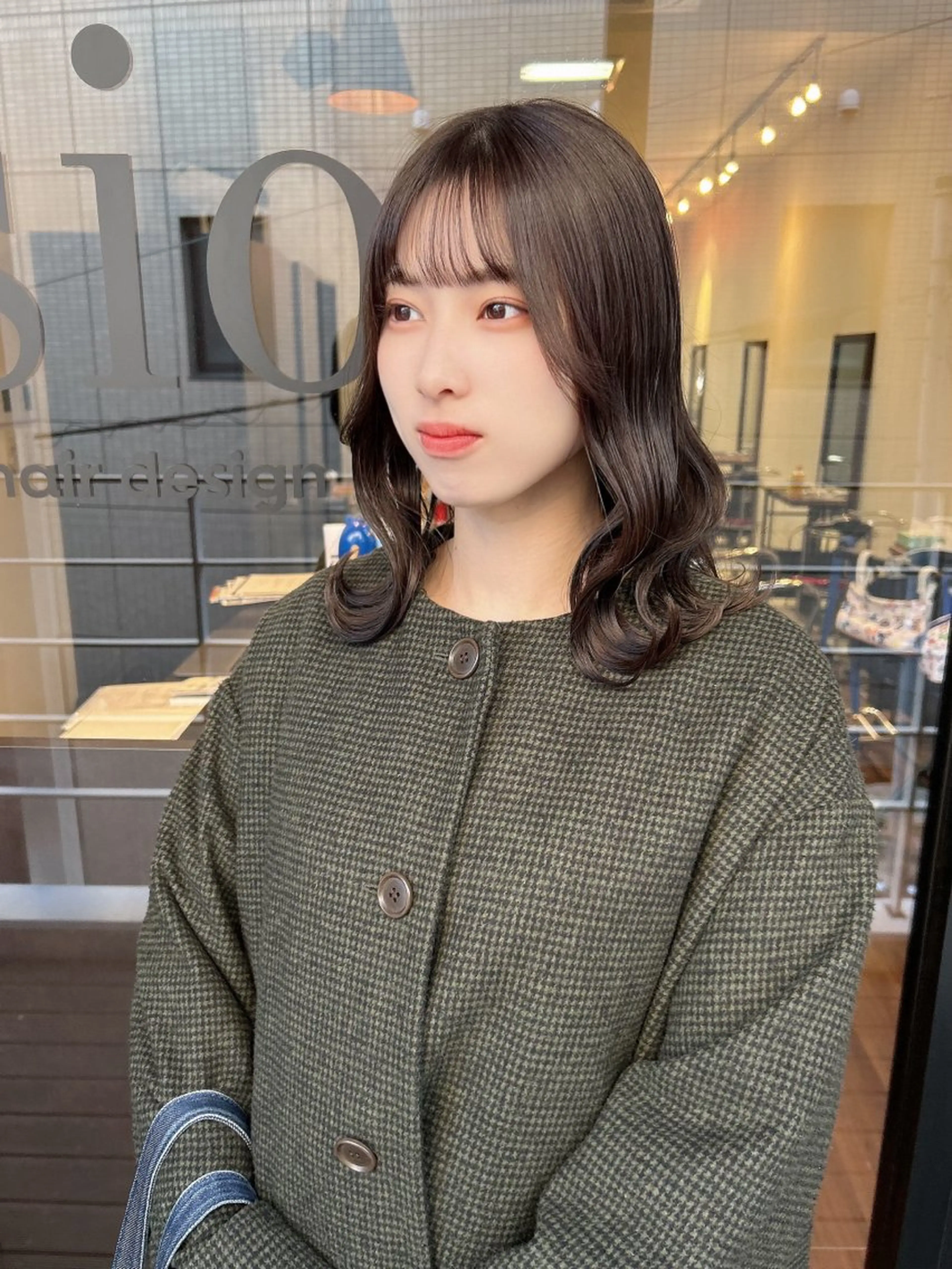 ミディアム カラー 韓国🇰🇷レイヤー カットオリーブカラーのヘアスタイル