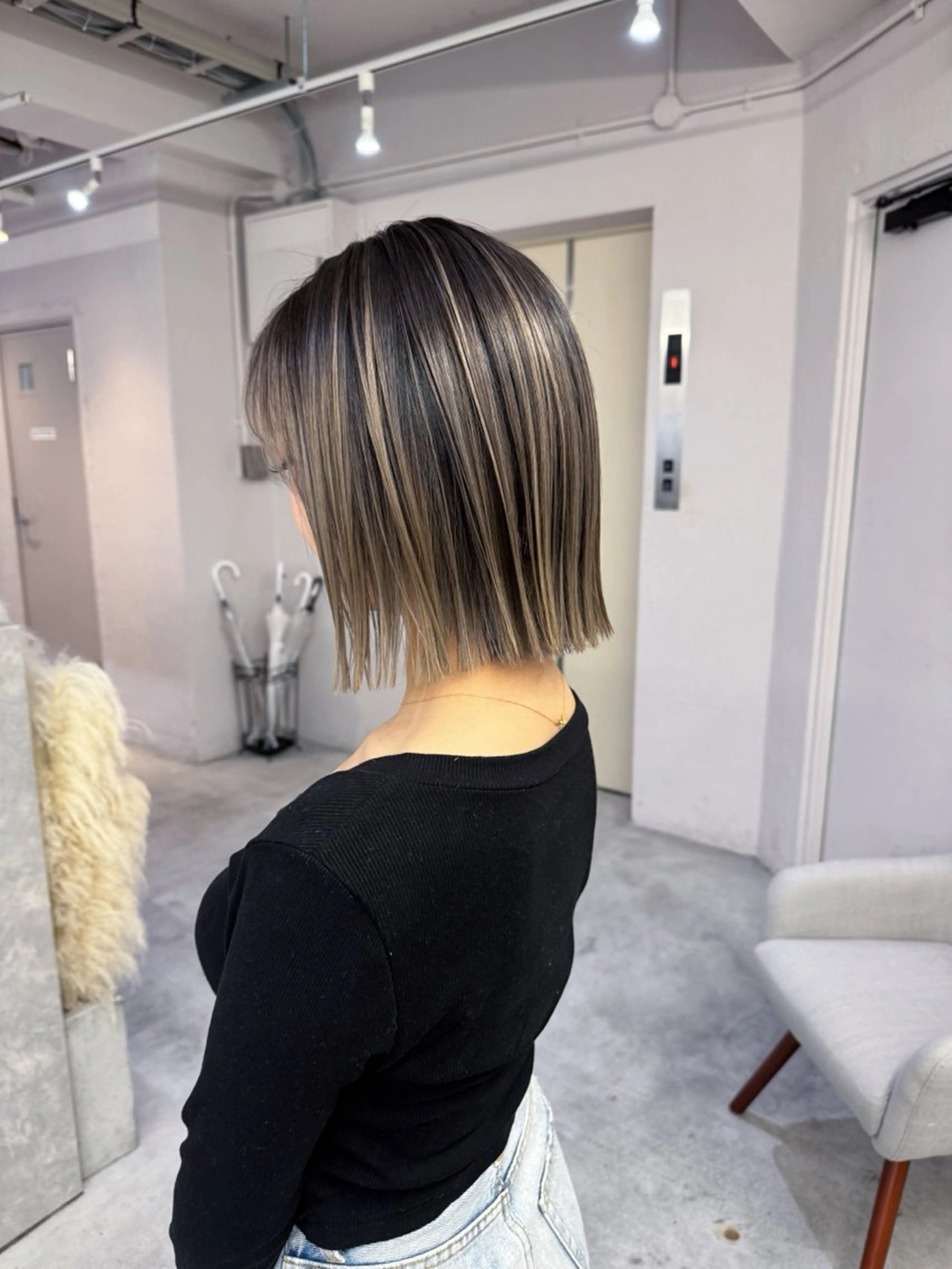 ミディアム カラー Mei/ハイトーン/ シャドールーツのヘアスタイル