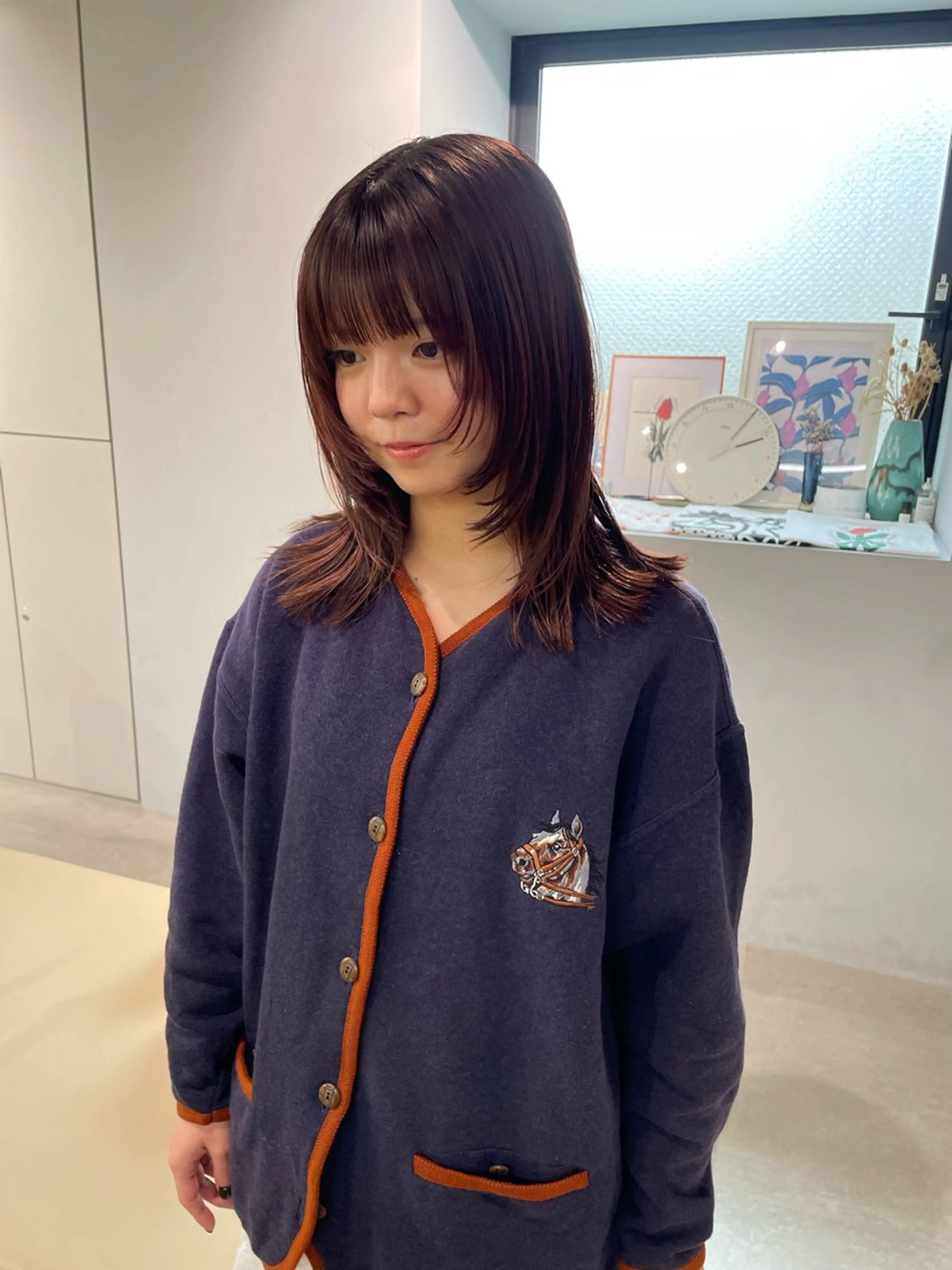 ミディアム カラー ミディアムレイヤー ボルドーカラー ブラウンカラー レッドカラー レッドブラウン カット ヘアカラー トリートメント MIU/ルーツカラー 顔まわりレイヤーのヘアスタイル