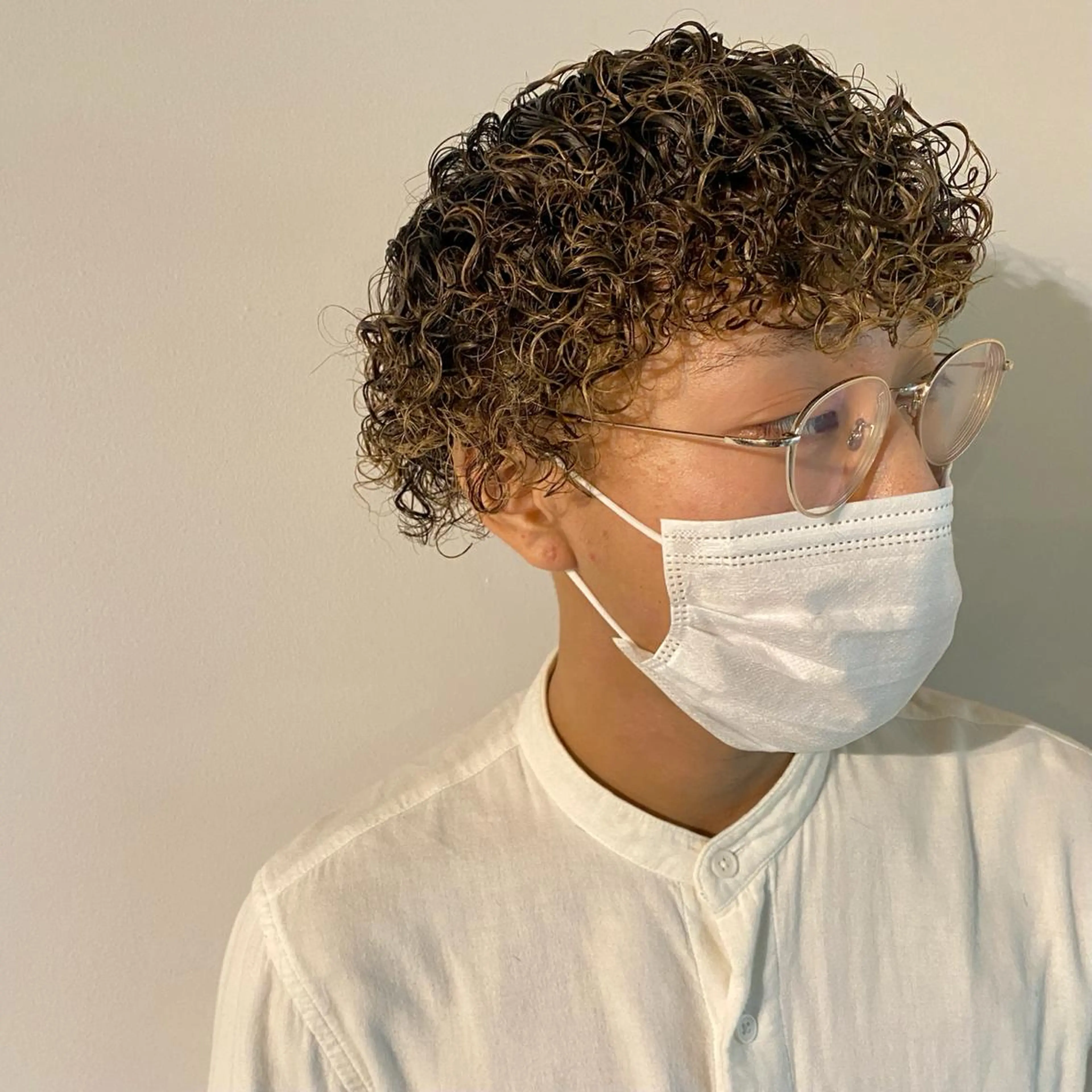 ミディアム パーマ メンズ ミディアムパーマ メンズブリーチ コンマヘア フェードカット メンズハイライト 🔹YUTA🔹 メンズパーマのヘアスタイル