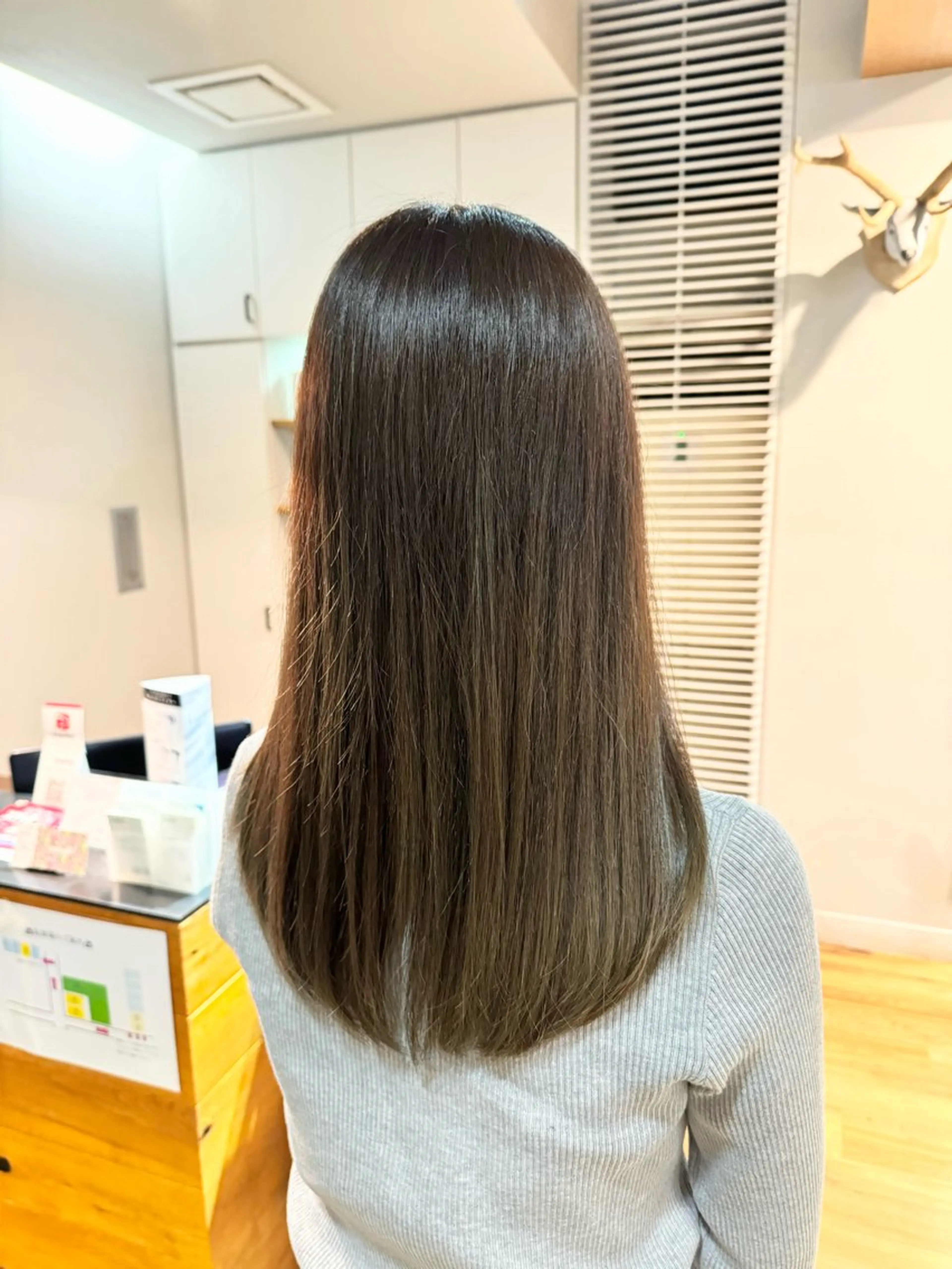 ロング カラー グレージュ ヘアカラー トリートメント ツキダテ ユイのヘアスタイル
