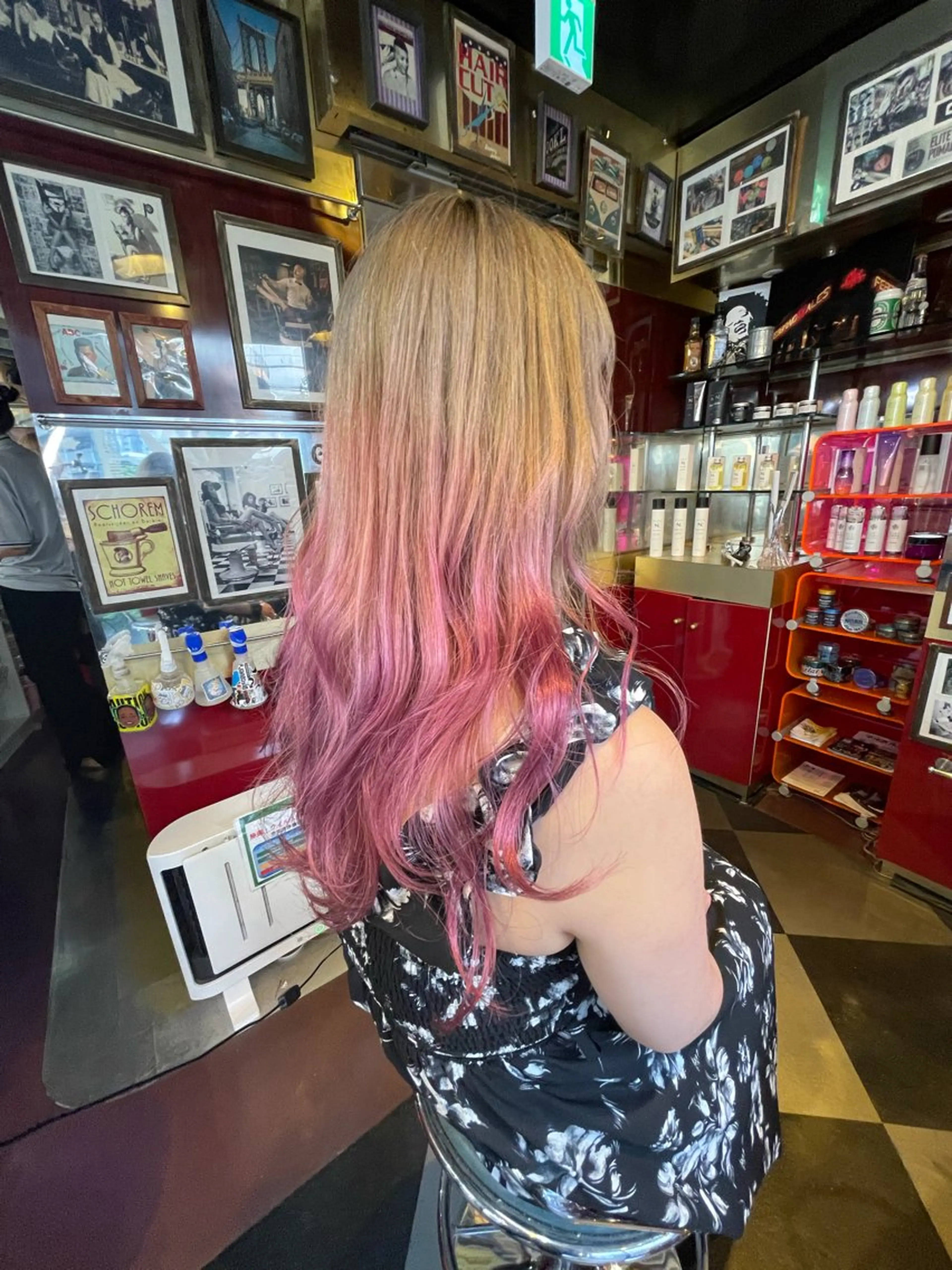 セミロング カラー ダブルカラー グラデーションカラー ピンクカラー トリートメント 👑派手髪/カット 👑ANRYのヘアスタイル