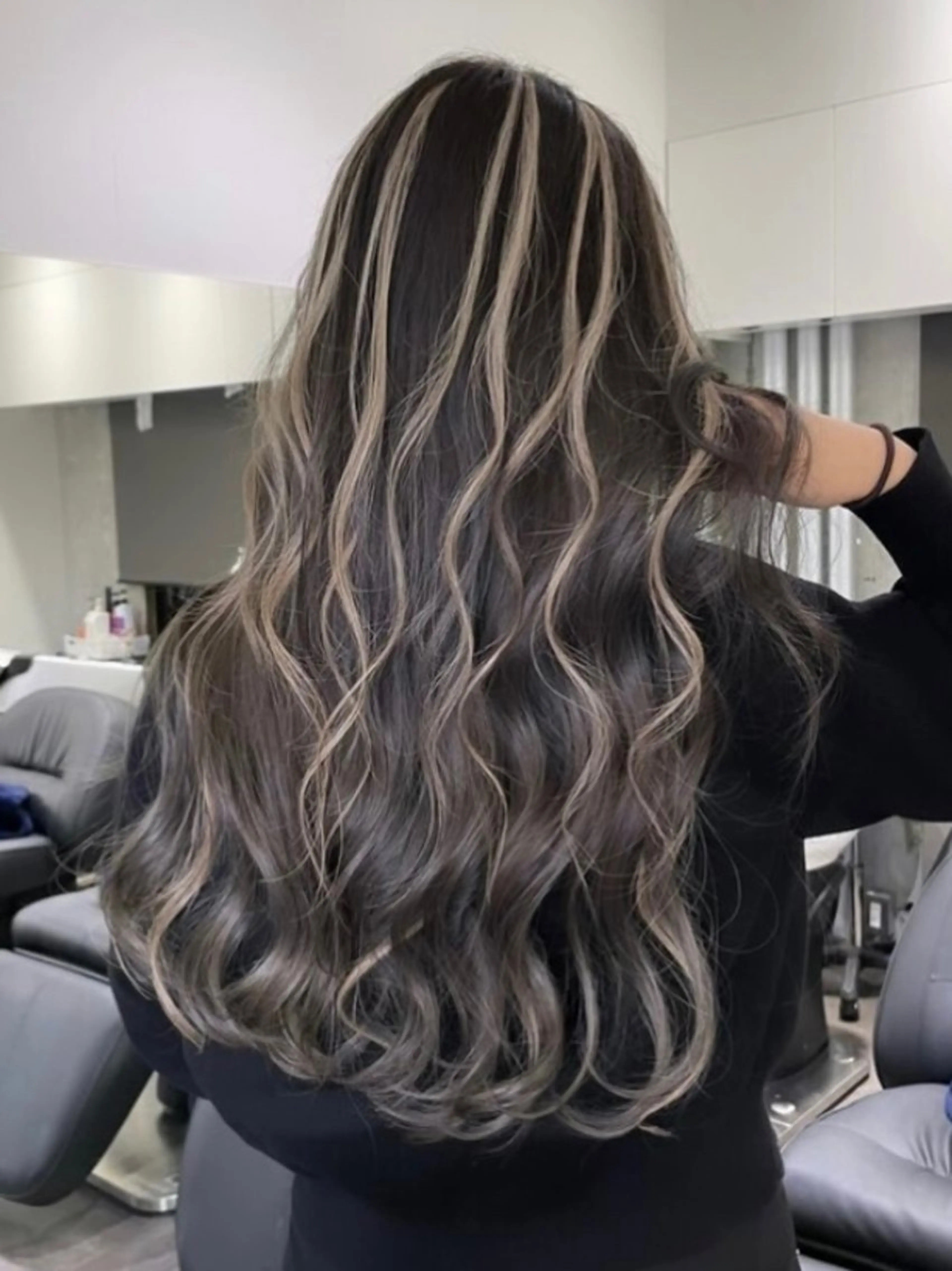 ロング カラー ヘアアレンジ シールエクステ ベージュカラー ダブルカラー グレージュ ハイライトカラー エクステ vizz by el yts 北谷エクステのヘアスタイル