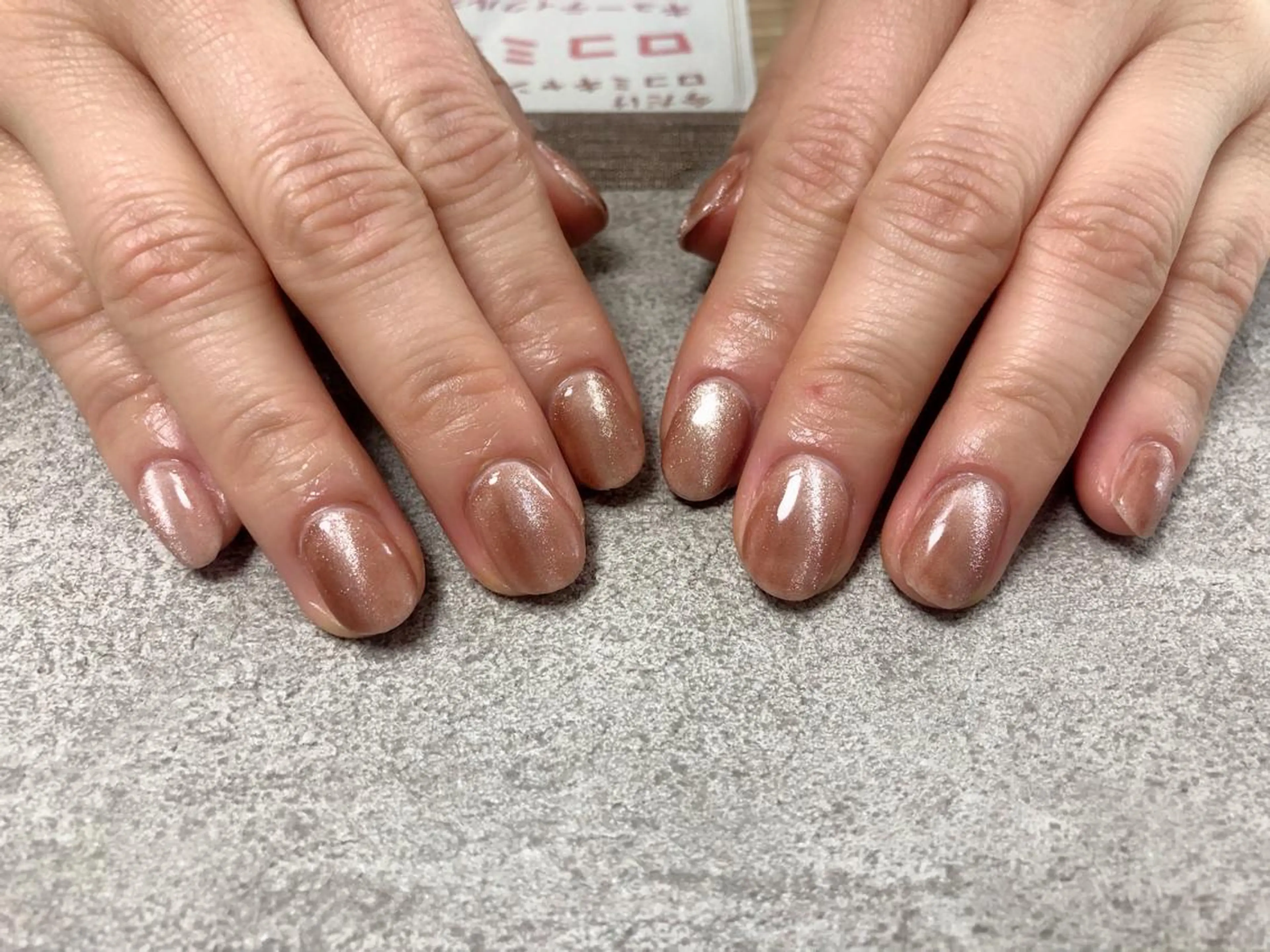 ネイル ブラウン マグネットネイル ホワイト ハンドネイル mogunail &blowのネイルデザイン