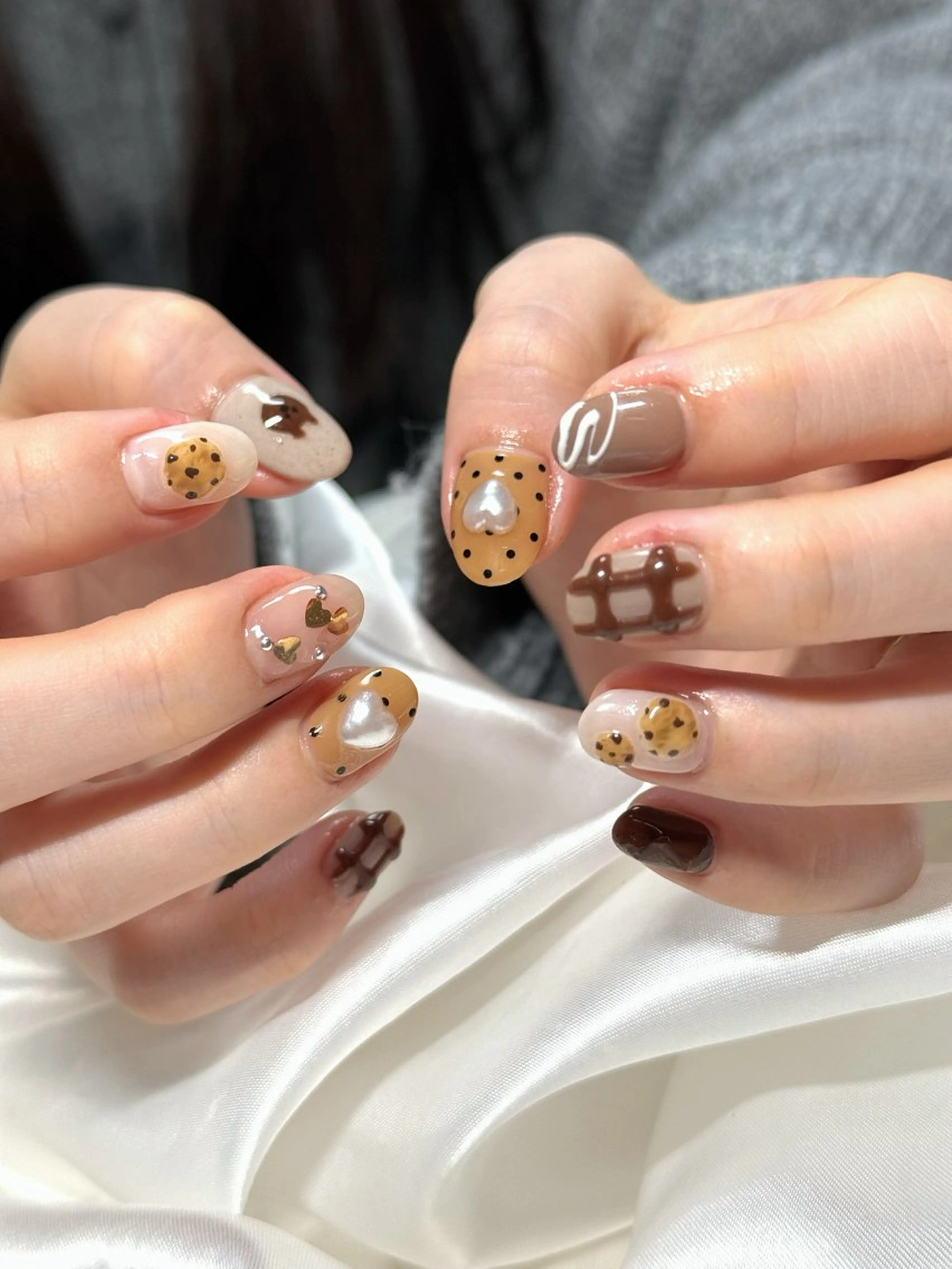 ネイル ブラウン ドット ガーリー ハート バレンタイン ハンドネイル 【OKIKA】 らん🦖🌈🧡のマツエク・マツパデザイン