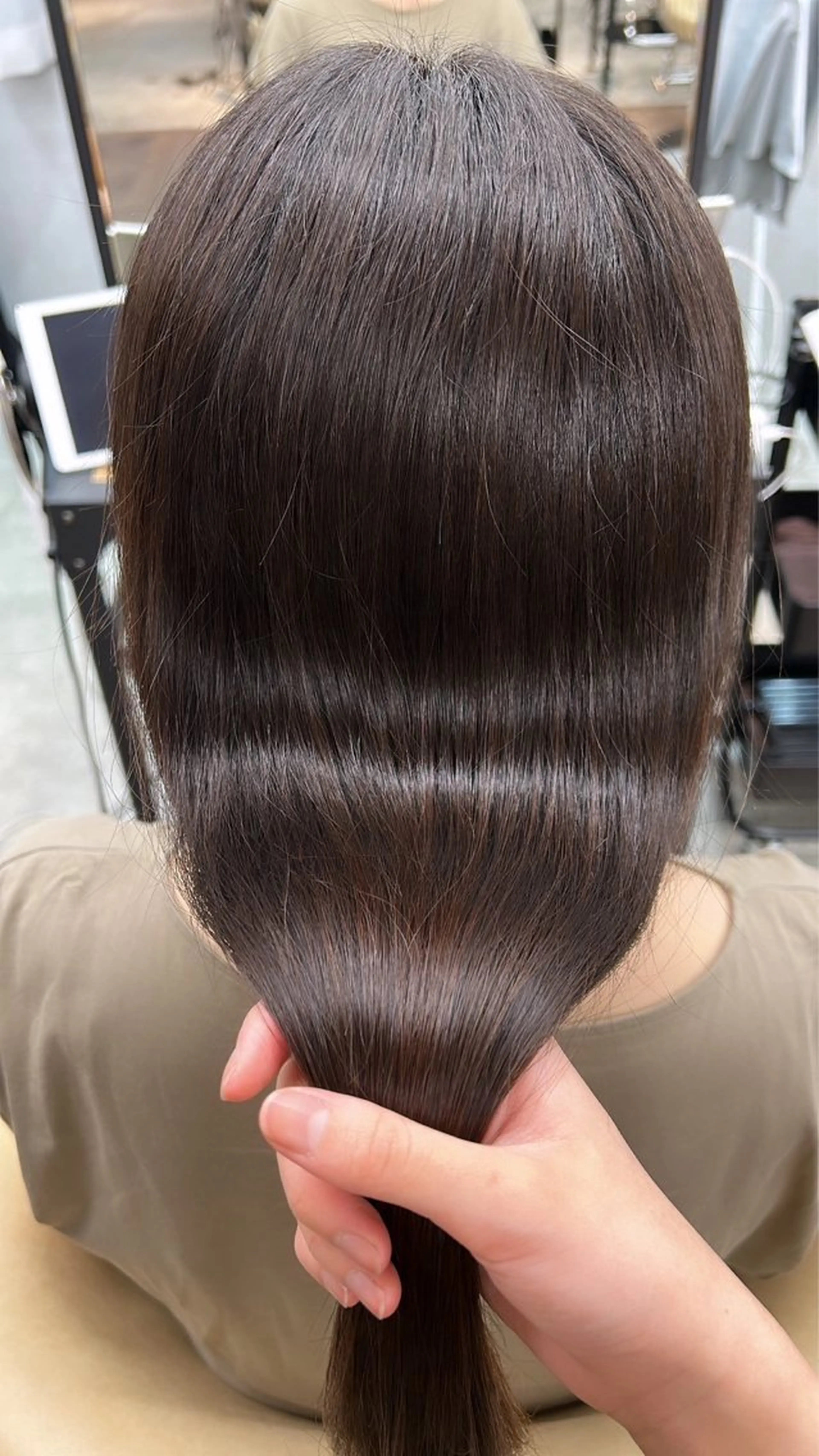 セミロング くせ毛 トリートメント レイヤー・カット モデル・透明感カラーのヘアスタイル
