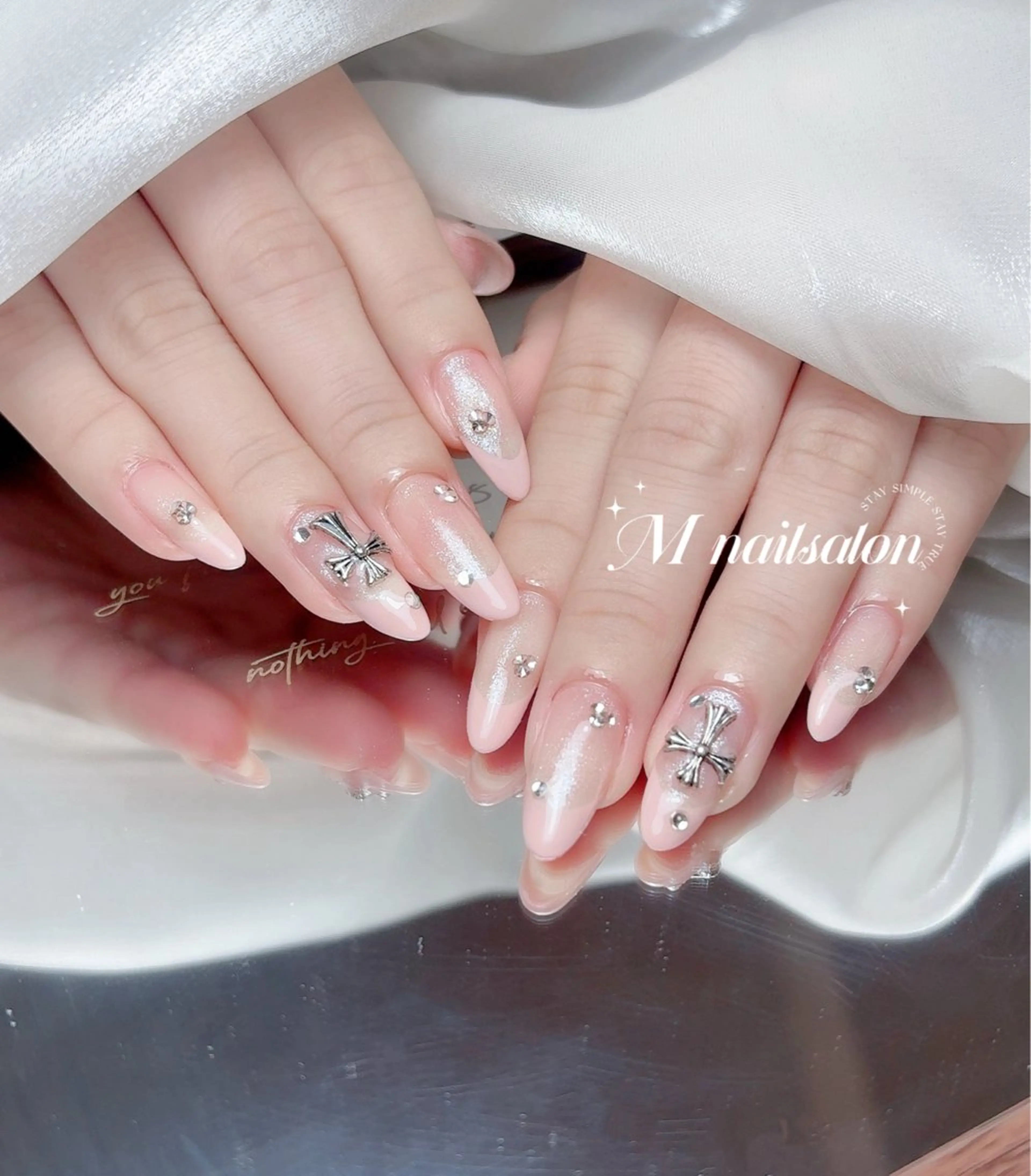 ネイル オーロラネイル ガーリー 韓国ネイル マグネットネイル ミラーネイル ハンドネイル M🌷nail 長さだし専門店のネイルデザイン