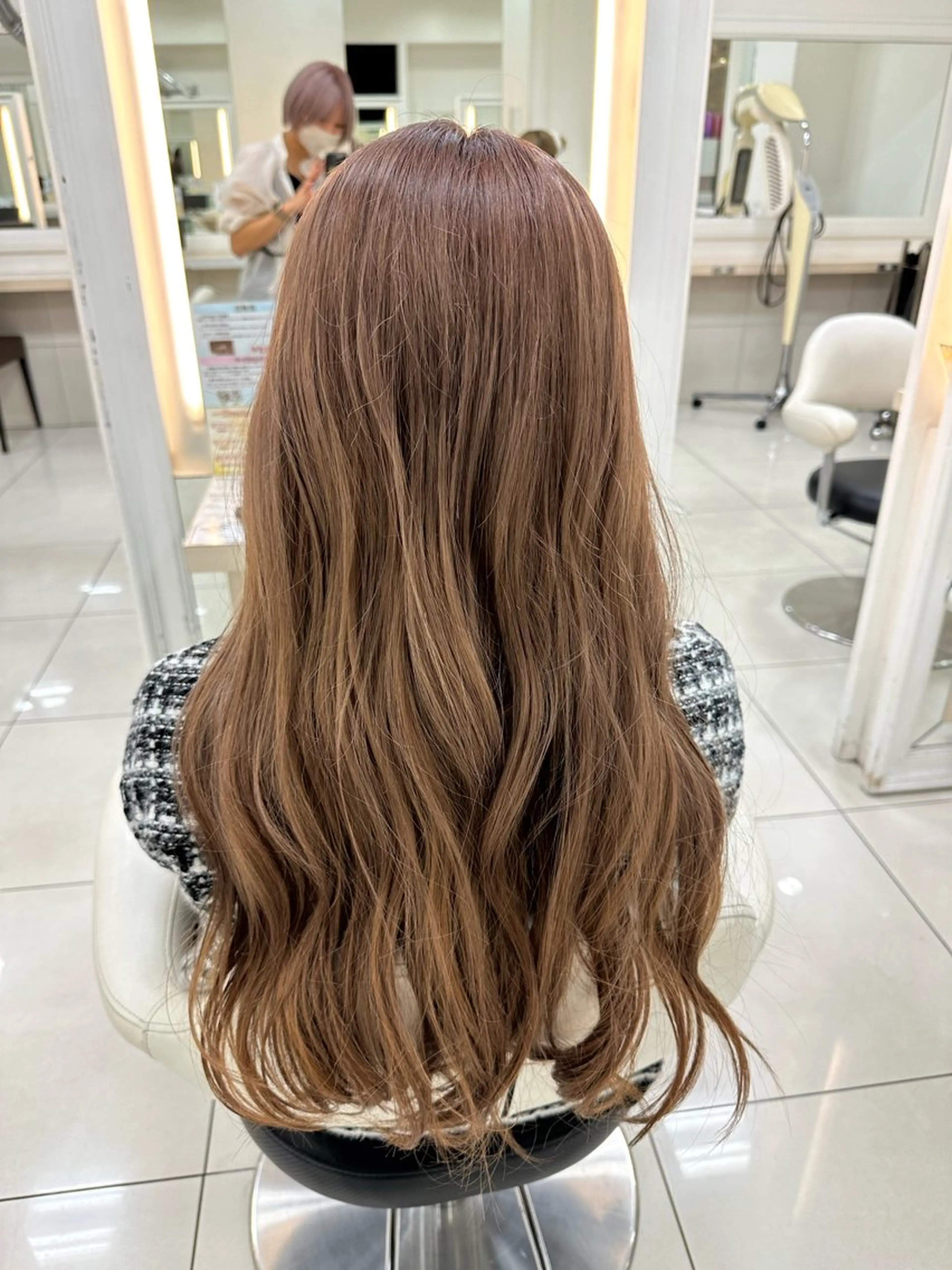 ロング カラー ベージュカラー ブリーチ ミルクティーベージュ 伊佐 愛のヘアスタイル