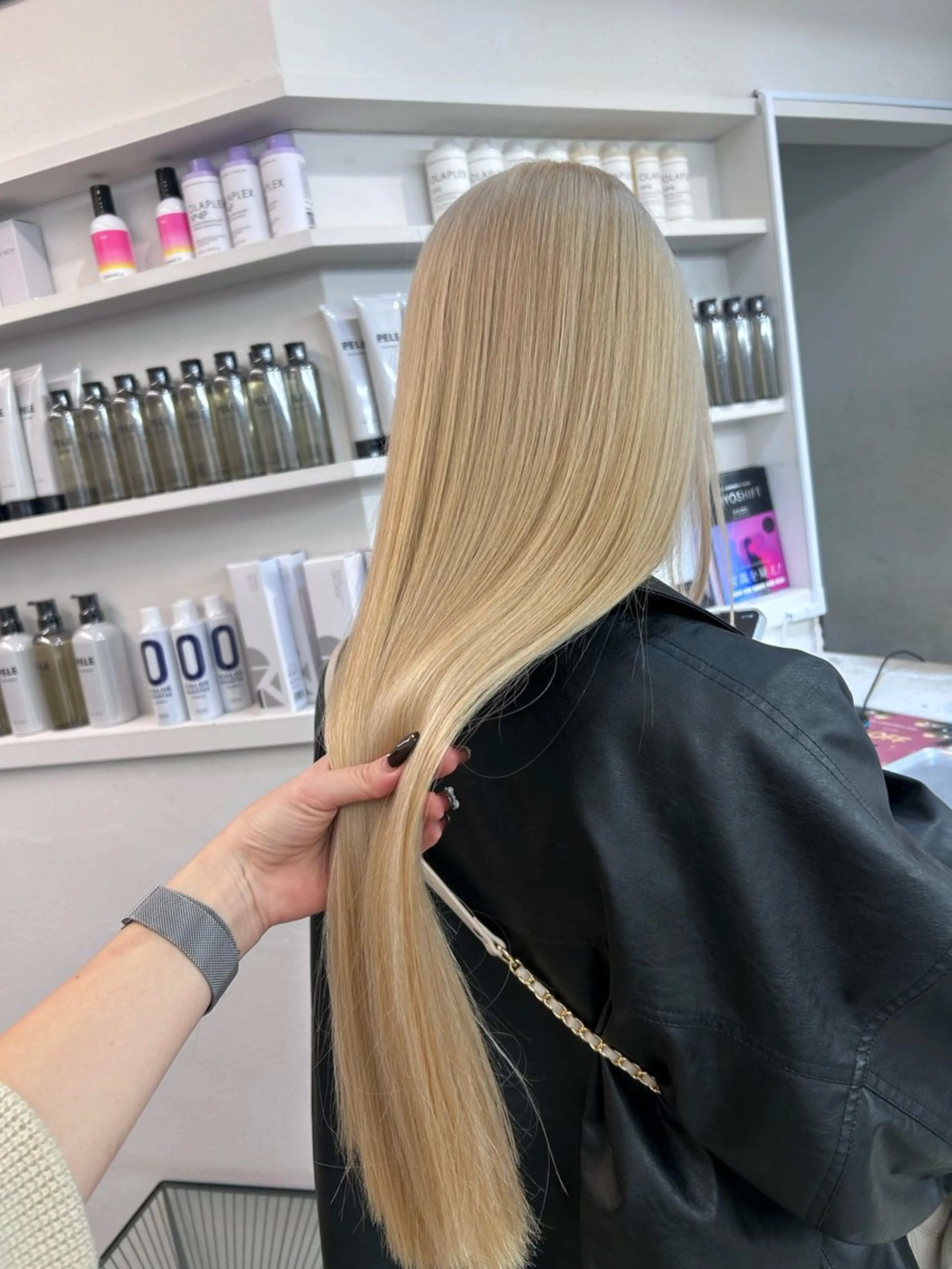 ロング カラー ブルーカラー ボルドーカラー ブラウンカラー ヘーゼル レッドカラー ヘアカラー トリートメント PELE所属・💍透明感 💖艶ミルクティーのヘアスタイル