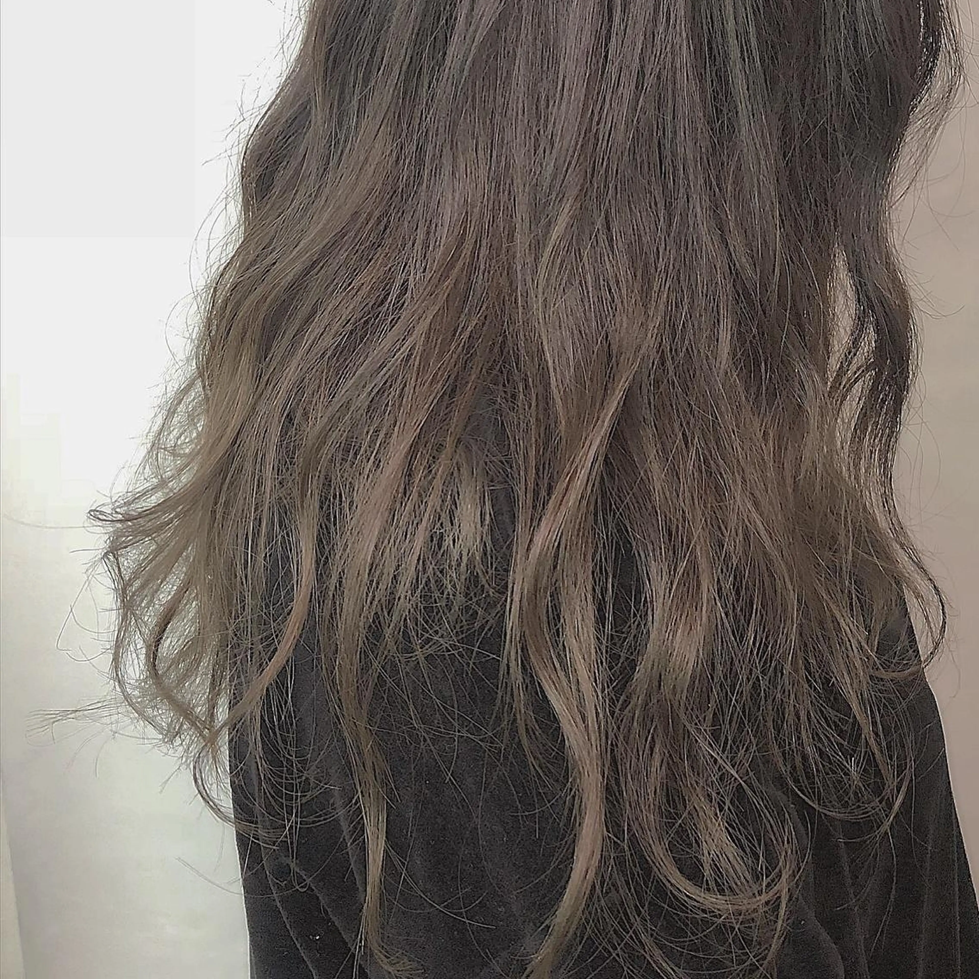 ロング カラー グラデーションカラー ハイライトカラー ハイライト カット ヘアカラー 齋藤 咲のヘアスタイル