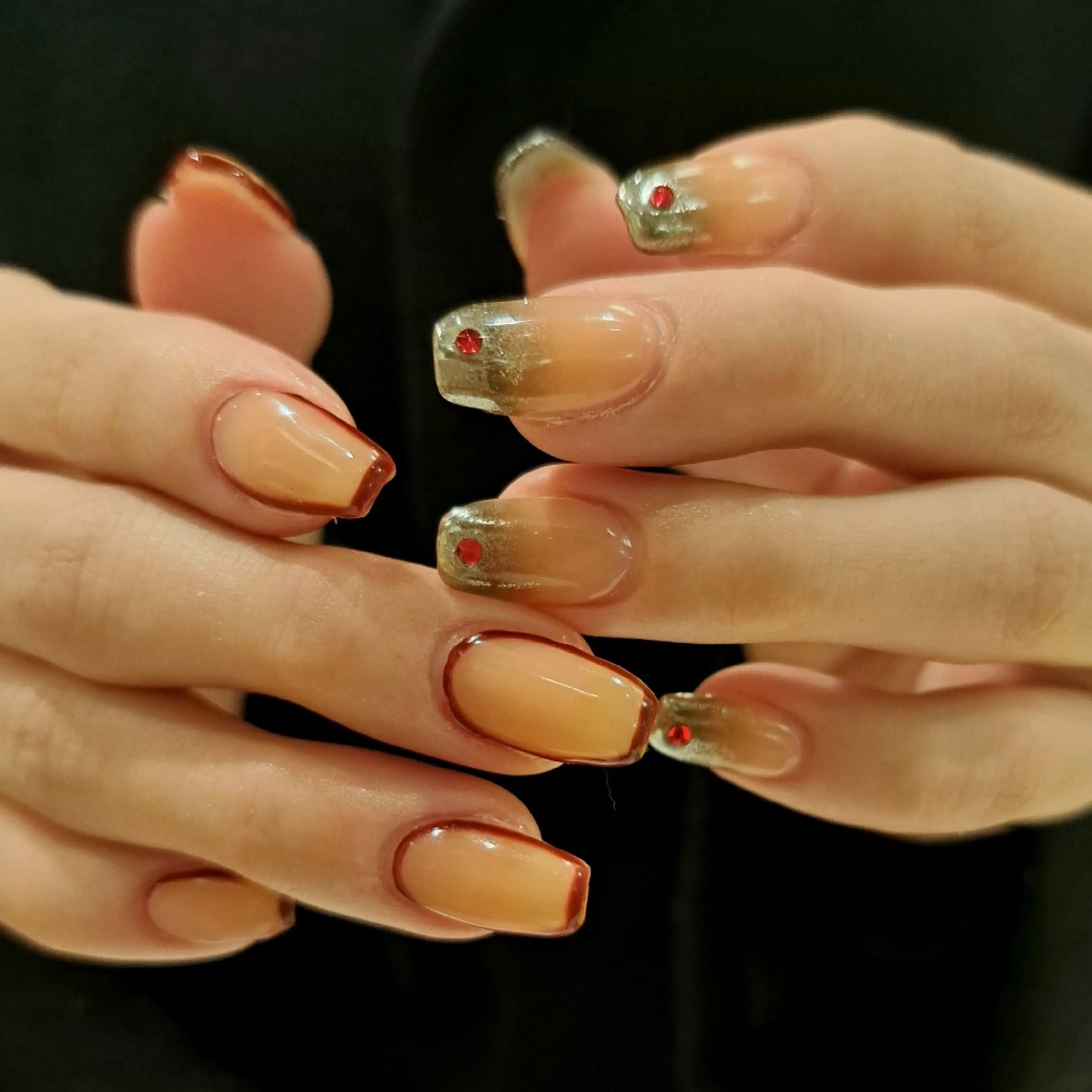 ネイル アートネイル グラデーション ミラーネイル 持ち込み 赤色 ハンドネイル Nail mood デザイン持ち込みokのネイルデザイン