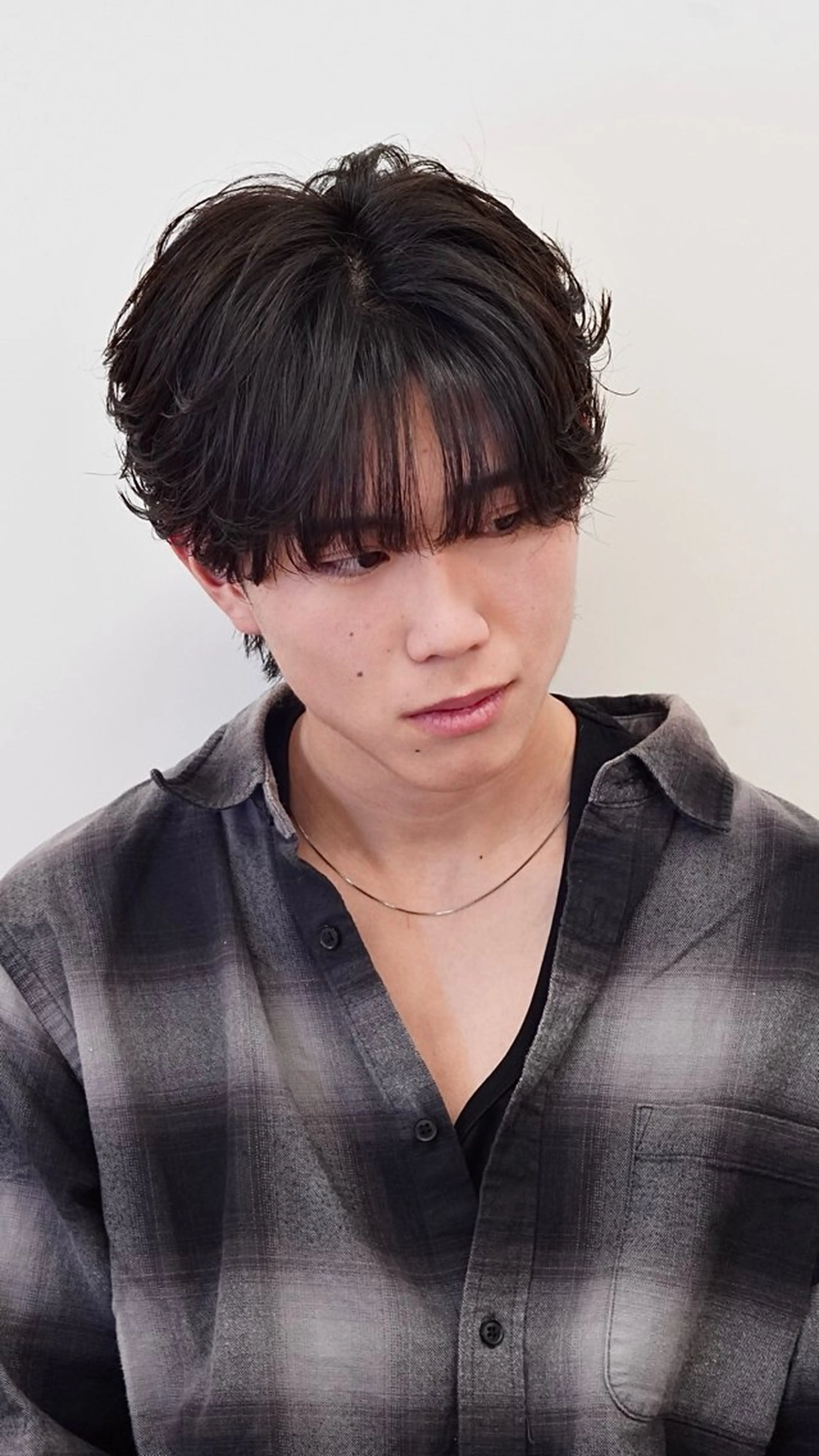 ミディアム パーマ メンズ ミディアムパーマ センターパート ダウンパーマ フェザーパーマ カルマパーマ カット 縮毛矯正 become men's hair 名駅店所属・名駅/フェザーパーマ 韓国ヘア/森岡のヘアスタイル