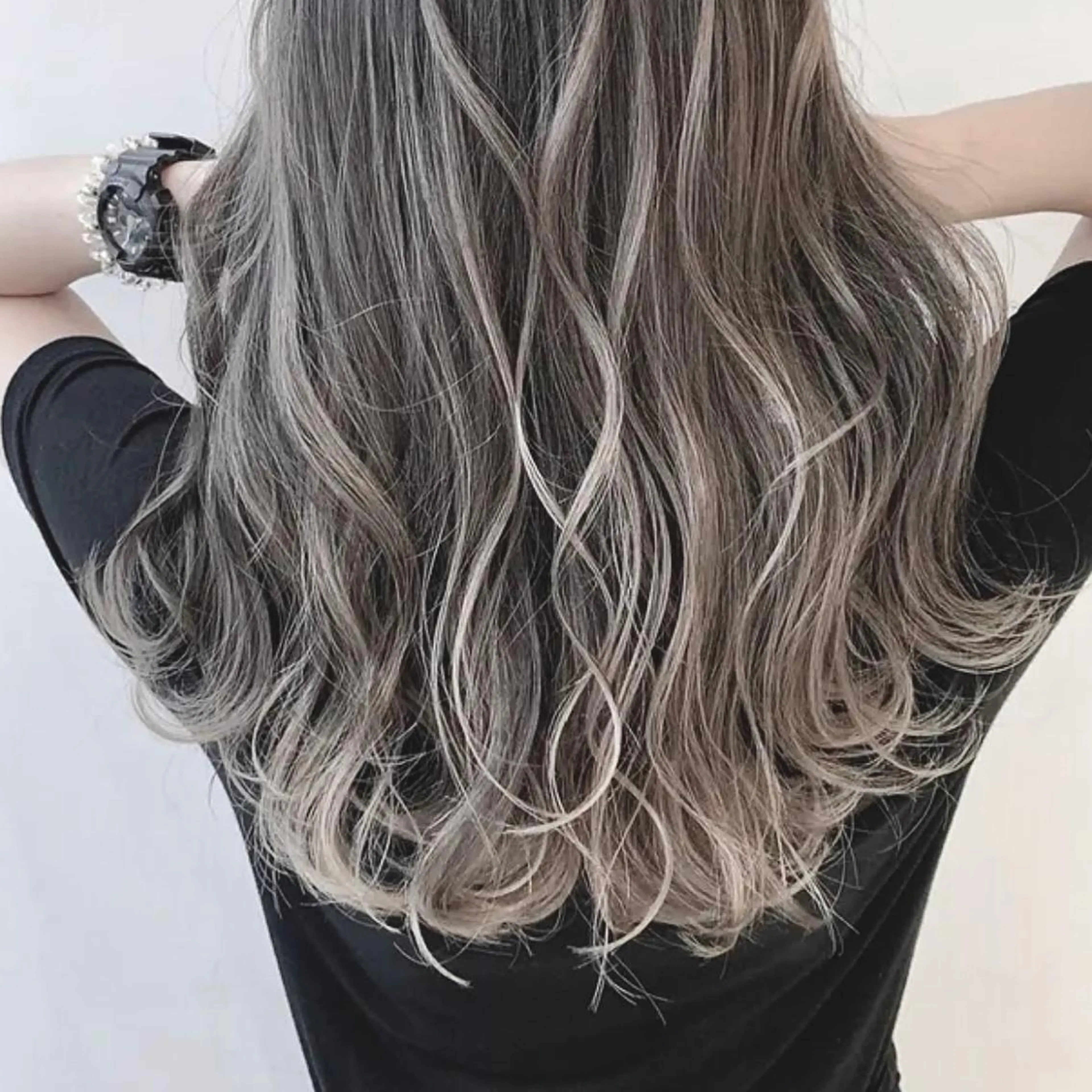 セミロング カラー グレージュ ハイライトカラー ハイライト ヘアカラー トリートメント ケア剤オタク×海外 ヘア長谷川裕起のヘアスタイル