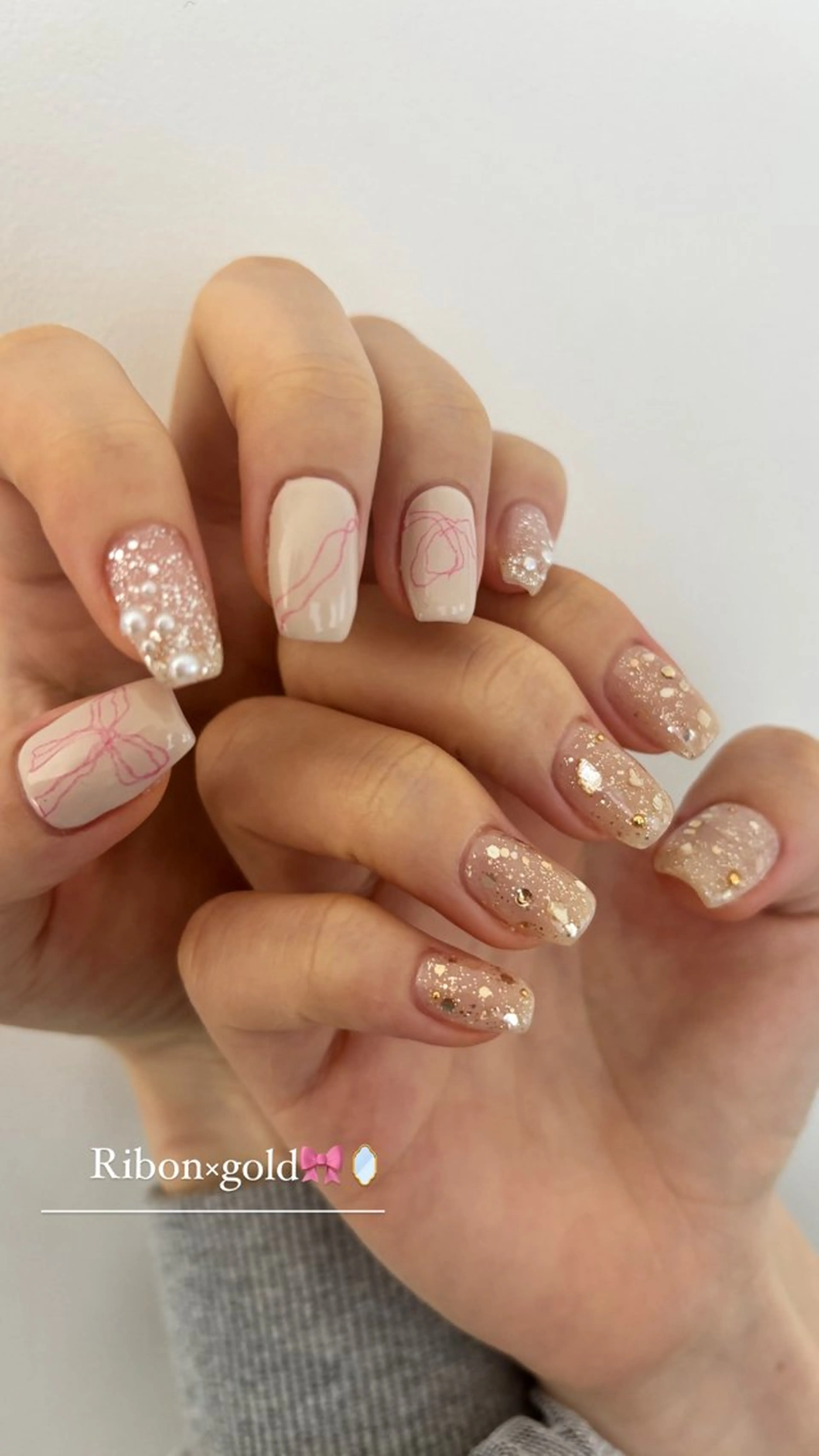 ネイル ゴールド ラメ(グリッター) リボン ハンドネイル Maede Kanaのネイルデザイン