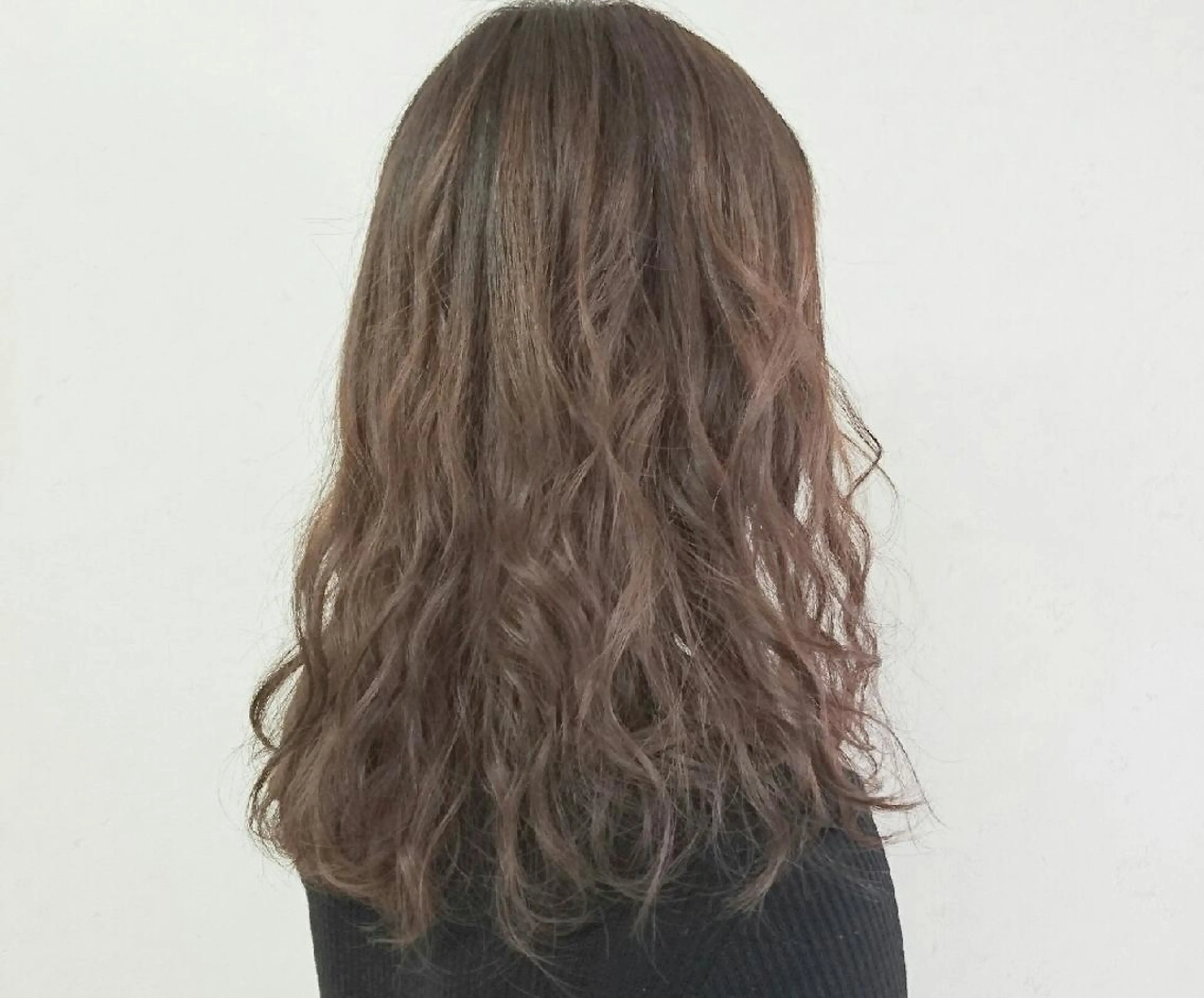 セミロング ヘアアレンジ 透明感ハイライト◎ 伊藤夏海のヘアスタイル