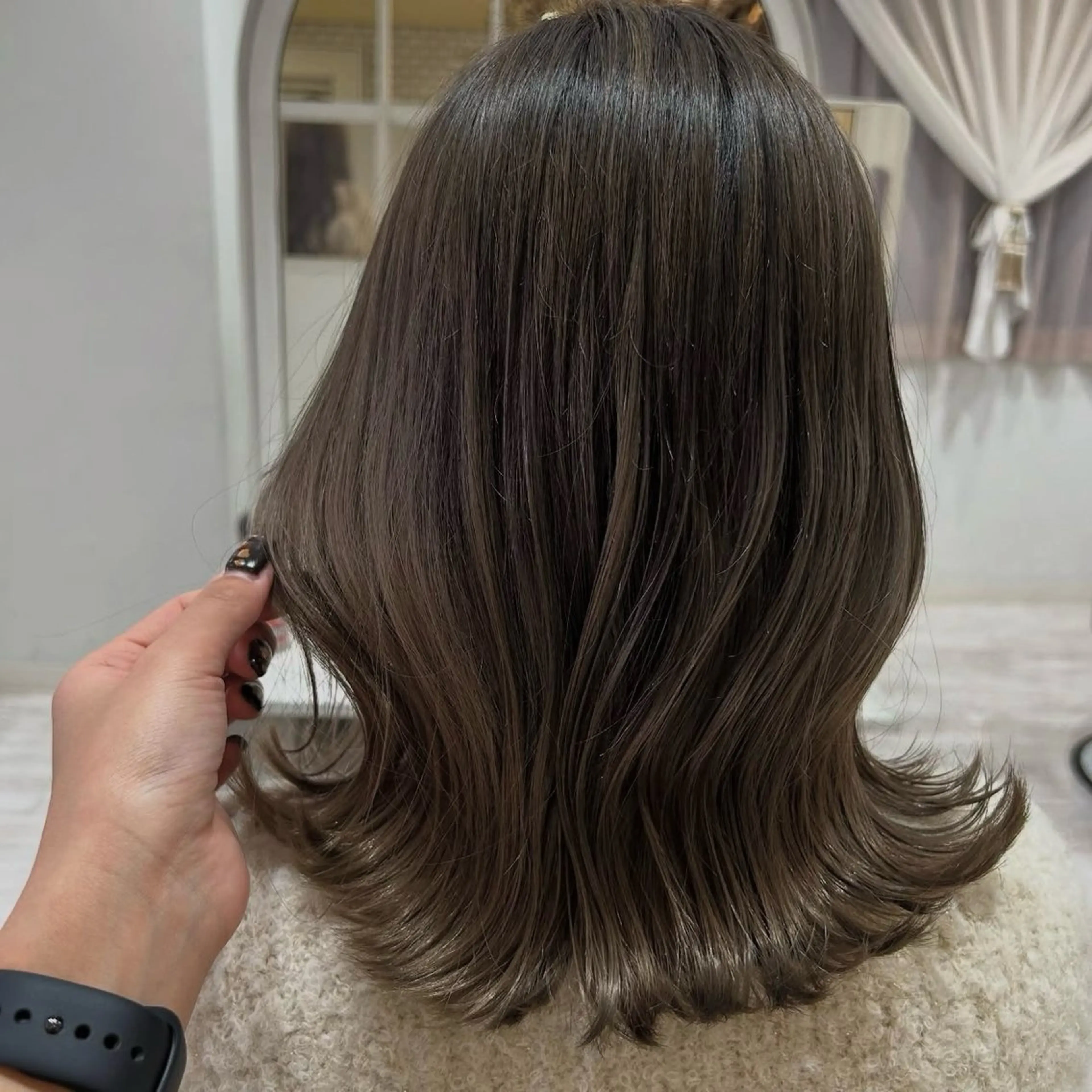 ミディアム カラー グラデーションカラー グレージュ くびれヘア カット ヘアカラー トリートメント afrodite HINATAのヘアスタイル