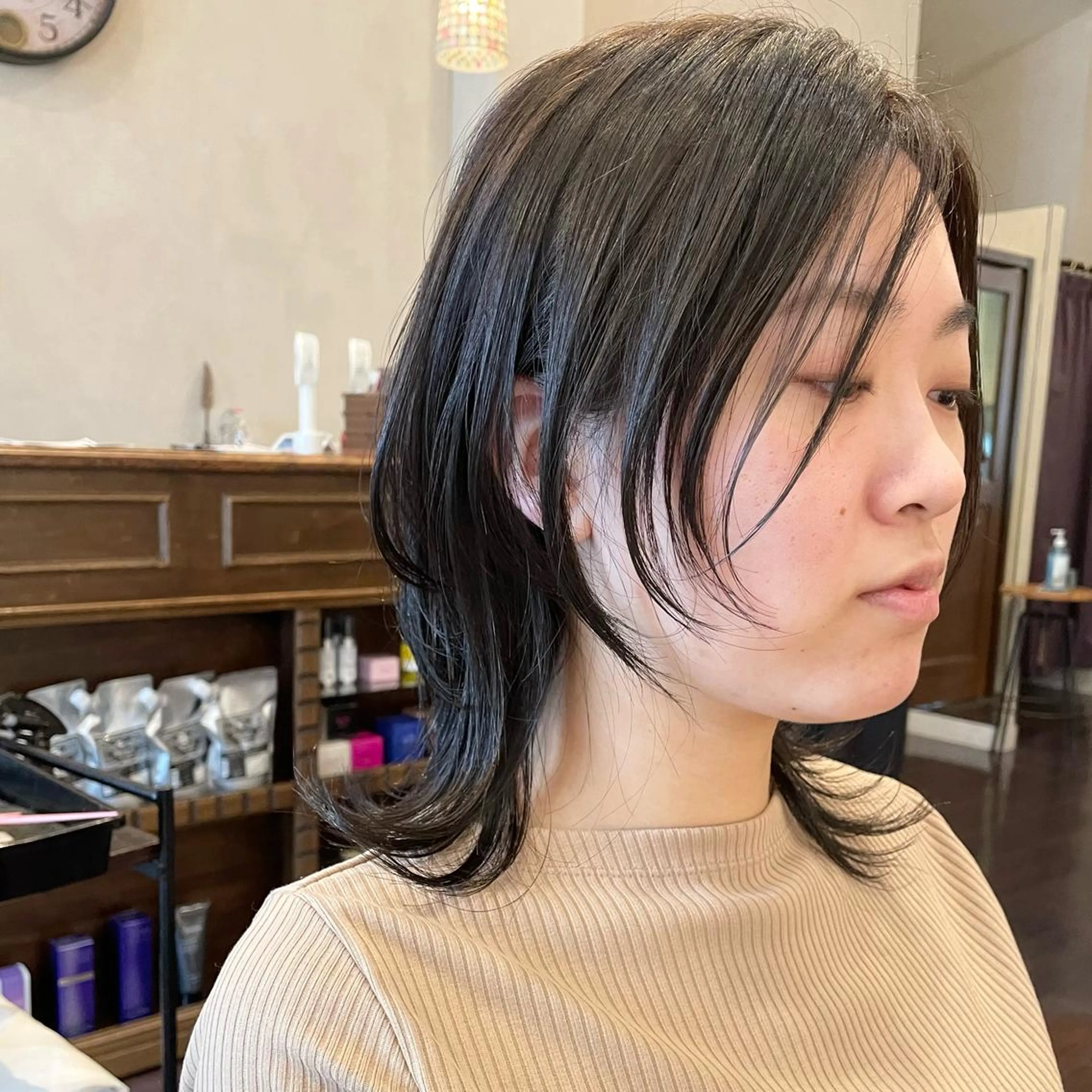 ミディアム カラー くせ毛 ウルフカット roost 優のヘアスタイル
