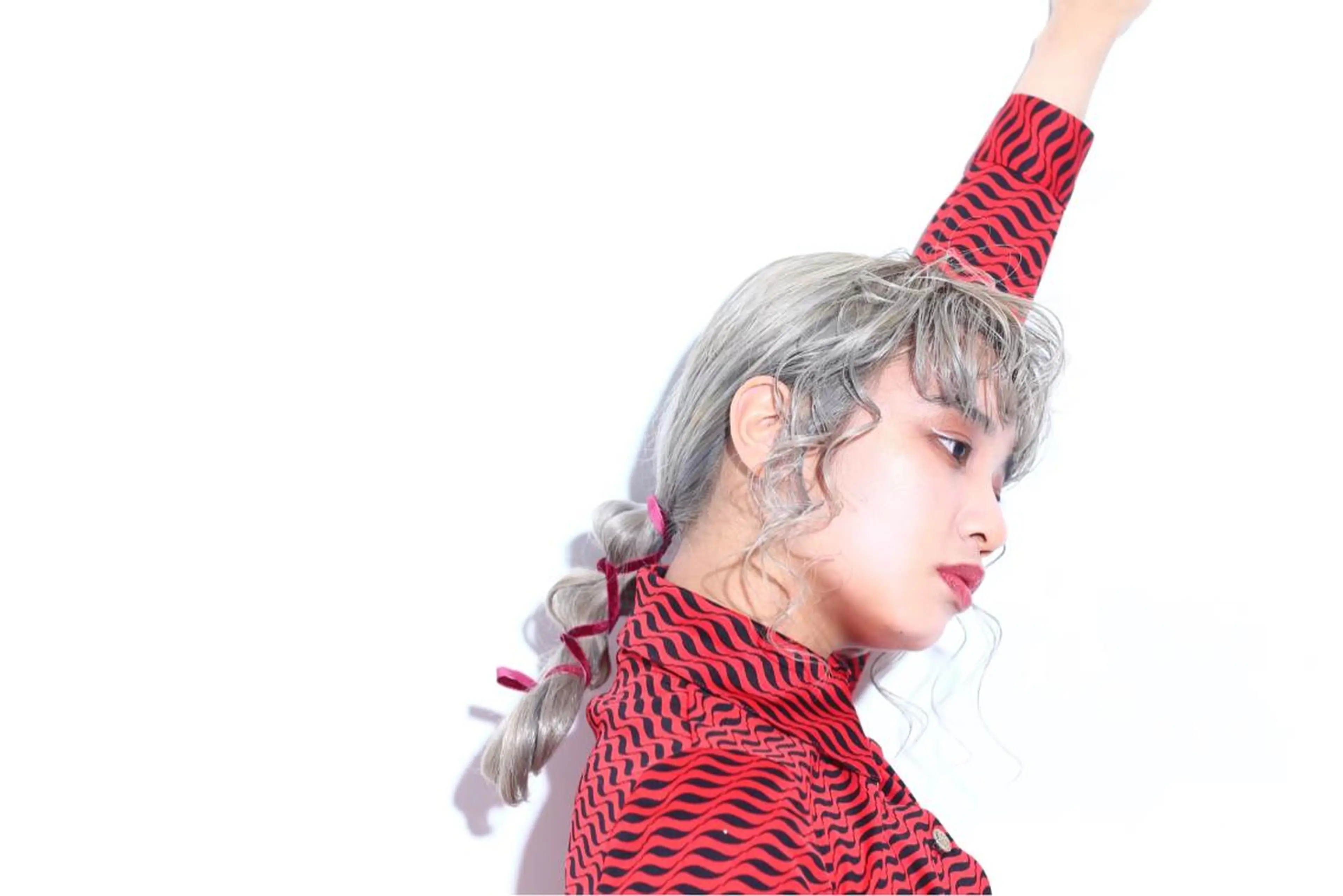 ミディアム カラー ブリーチ シルバー 松田 百花のヘアスタイル