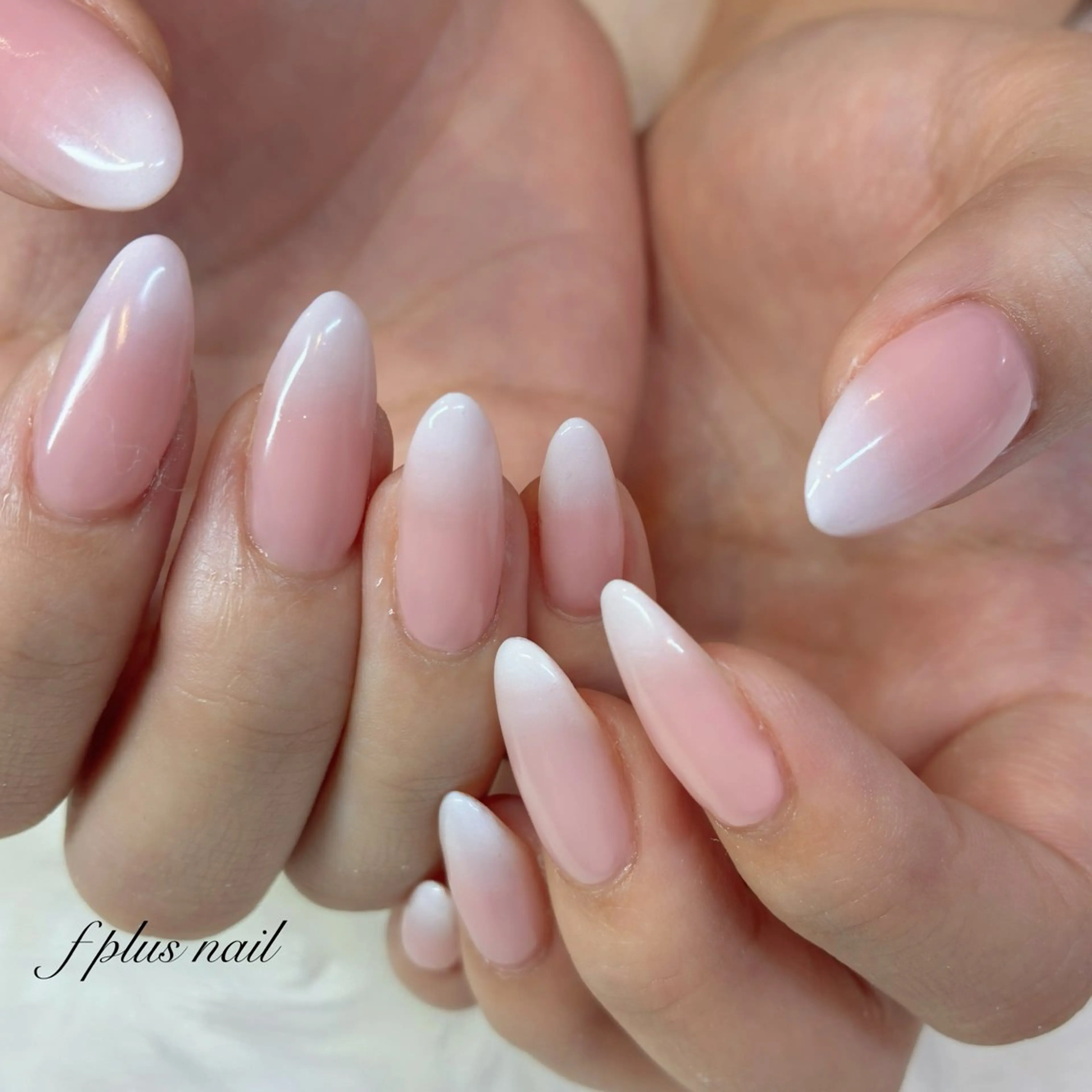 ネイル グラデーション オフィスネイル ピンク ブライダルネイル ホワイト ハンドネイル kanako nail🌷のネイルデザイン