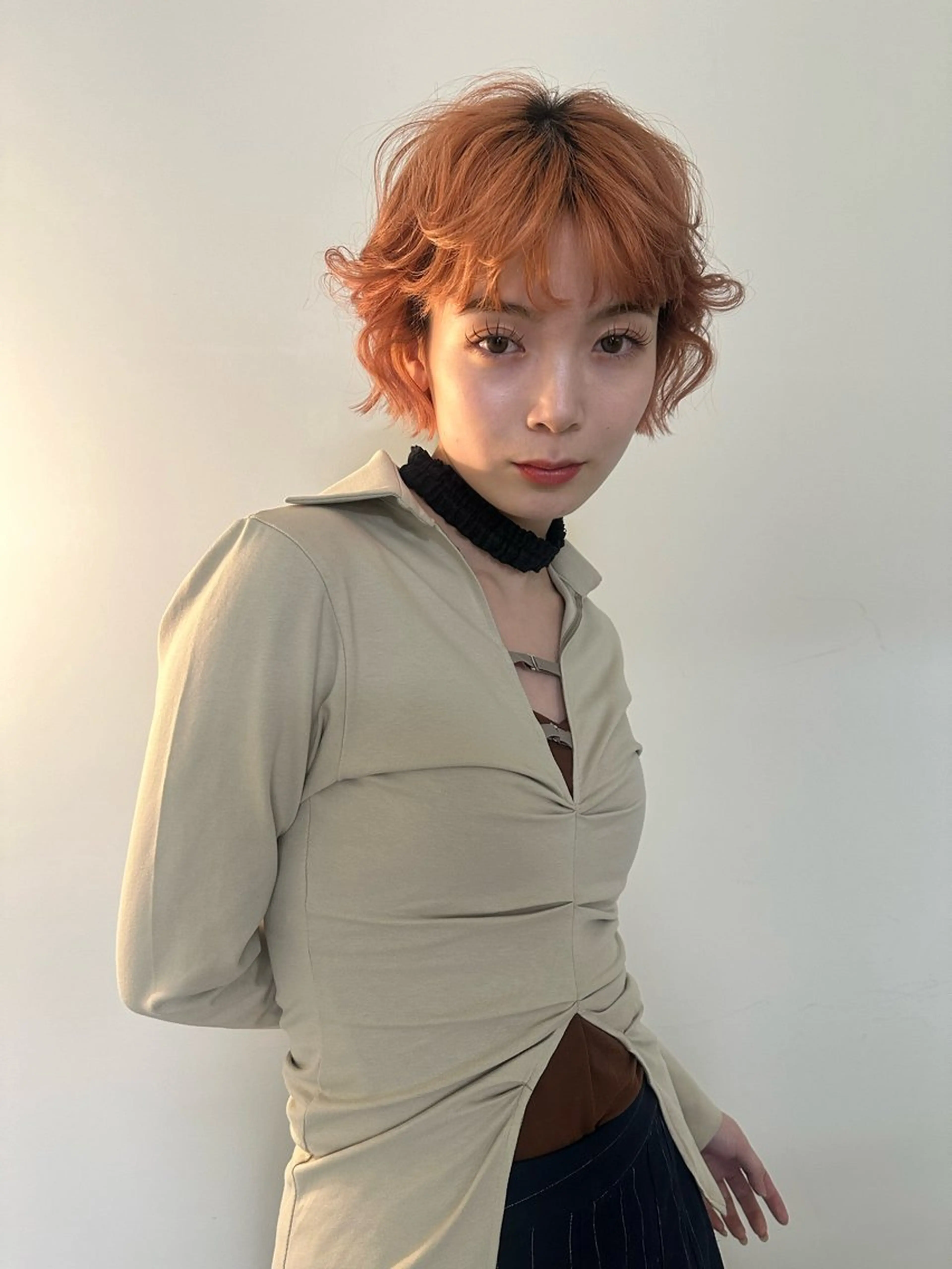 〈ダブルカラー〉ブリーチを使わず、明るくするカラー剤を使って透明感のあるカラーに🥣の写真