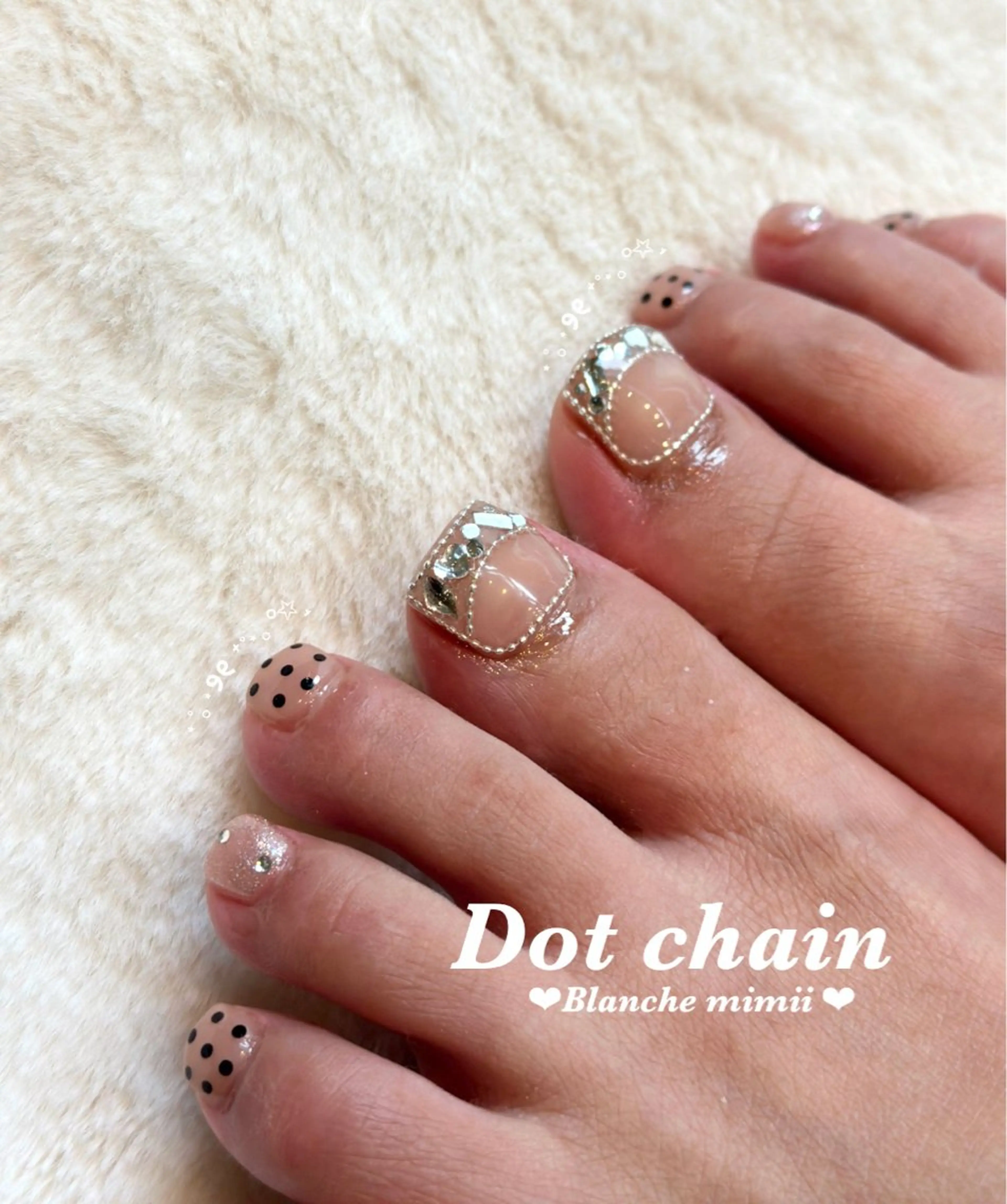 ネイル ドット フットネイル フレンチネイル ガーリー キラキラネイル フットネイル Blanche Ayaのネイルデザイン