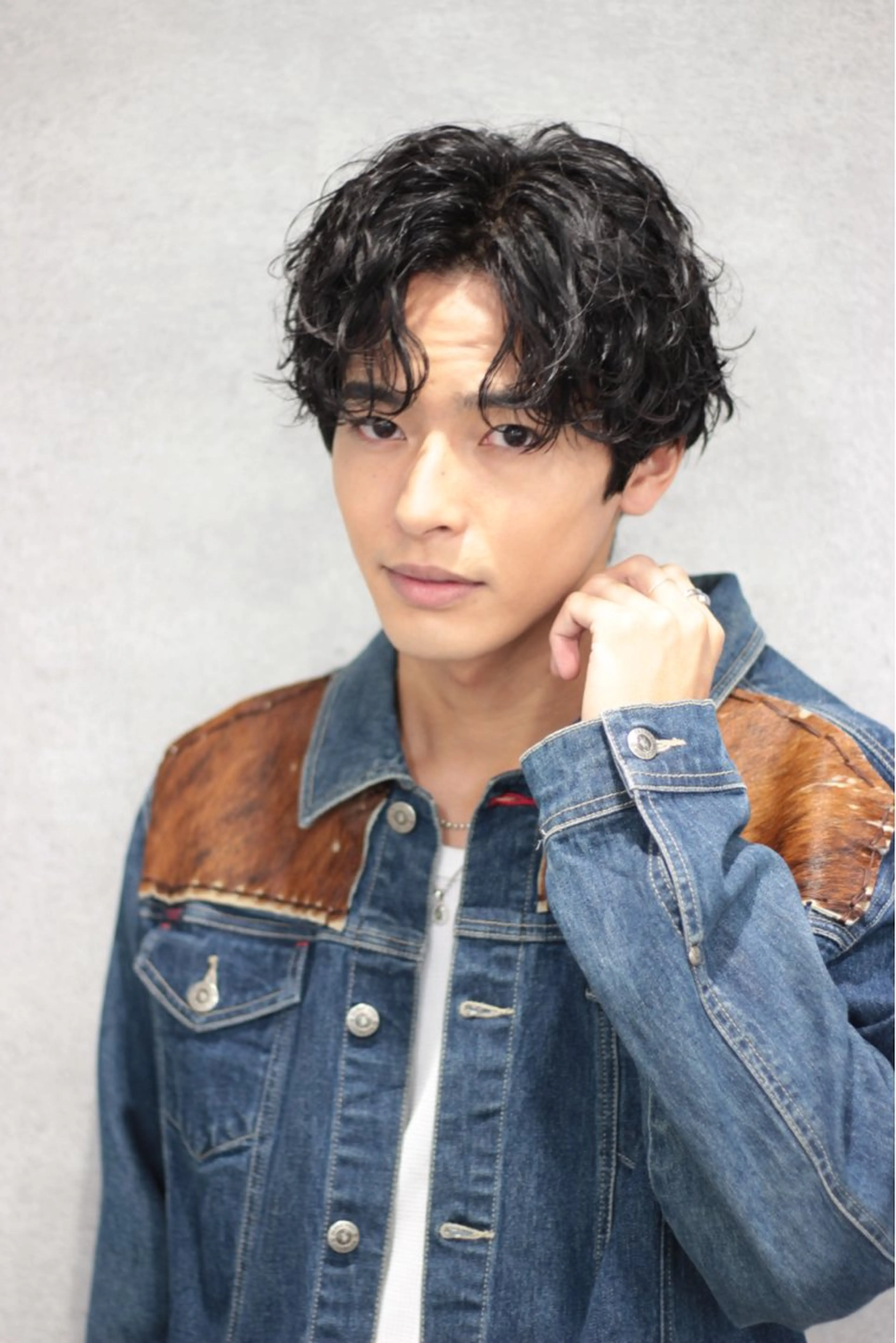 ショート カラー パーマ ヘアアレンジ メンズ メンズブリーチ センターパート メンズハイライト メンズハイトーン マッシュウルフ スパイキー/フェザー /波巻き/かいとのヘアスタイル