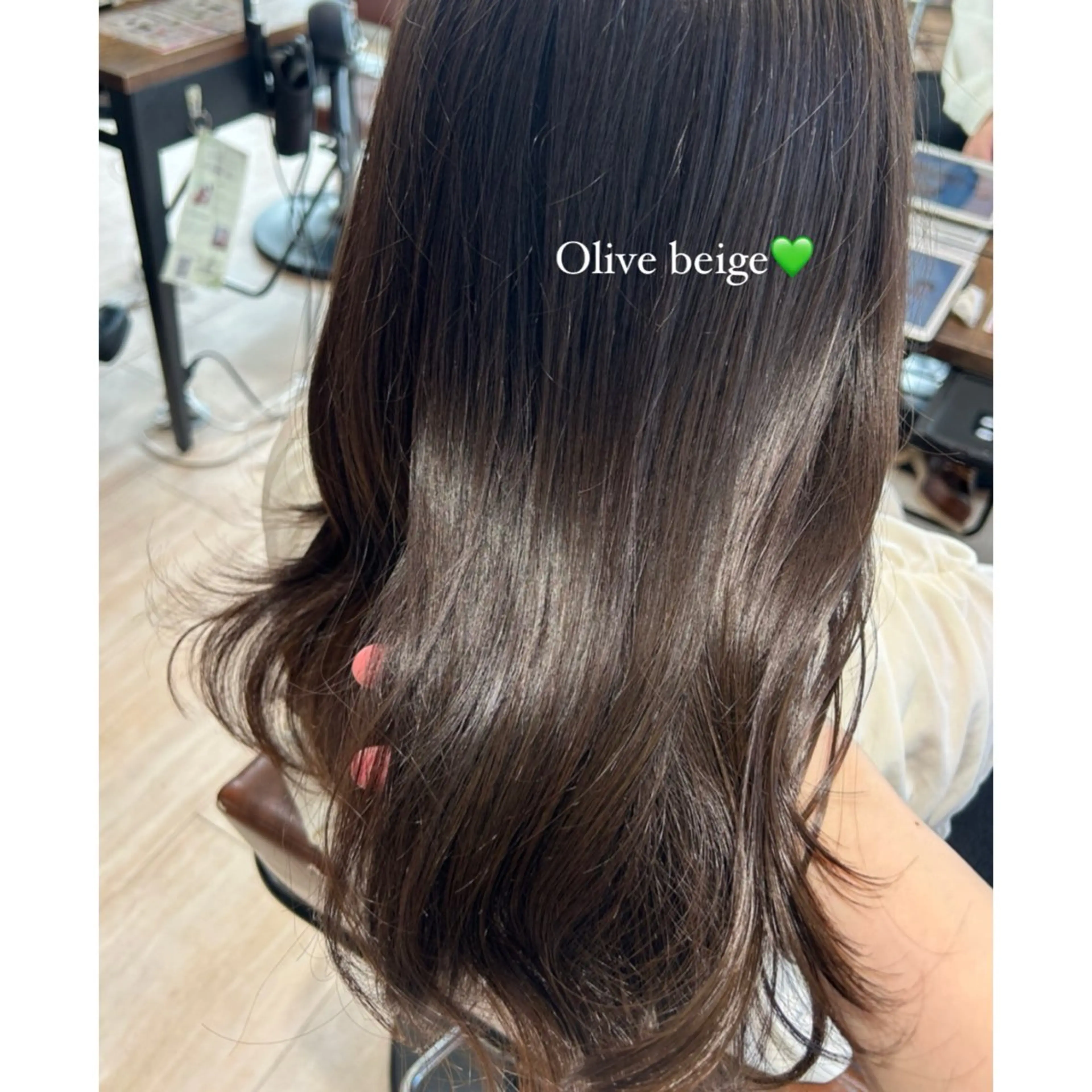 ロング カラー ベージュカラー 透明感カラー オリーブベージュ ヘアカラー トリートメント 🍼顔周りカット/ レイヤー/小川華奈のヘアスタイル