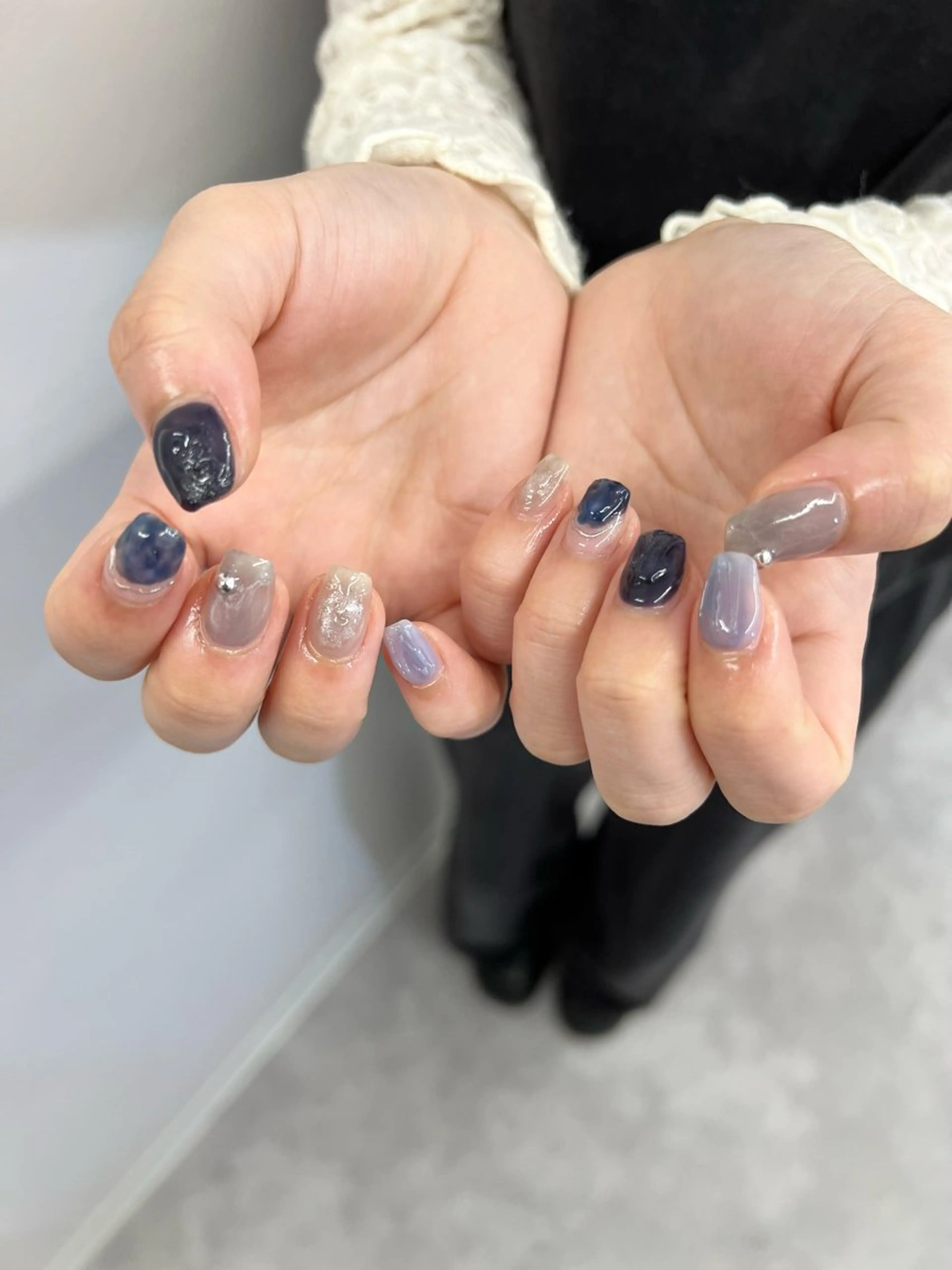 ネイル ジェルネイル 韓国ネイル マグネットネイル ネイビー ニュアンスネイル ハンドネイル ハンドケア Bana_ Nailのネイルデザイン