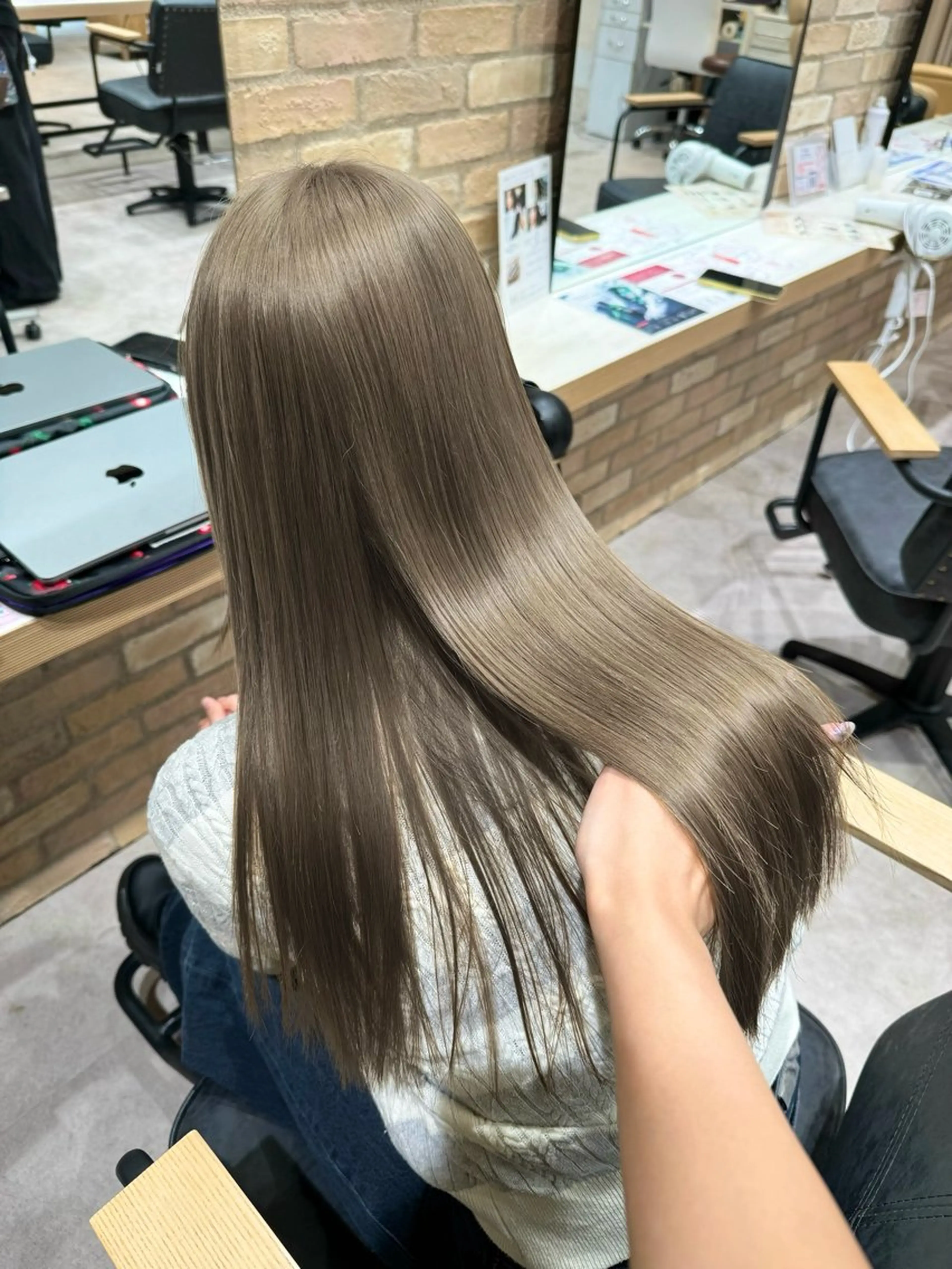 ロング カラー ブリーチ グレージュ オリーブグレージュ オリーブグレー カット ヘアカラー トリートメント Kaede/ブリーチ なし/レイヤー🤍のヘアスタイル