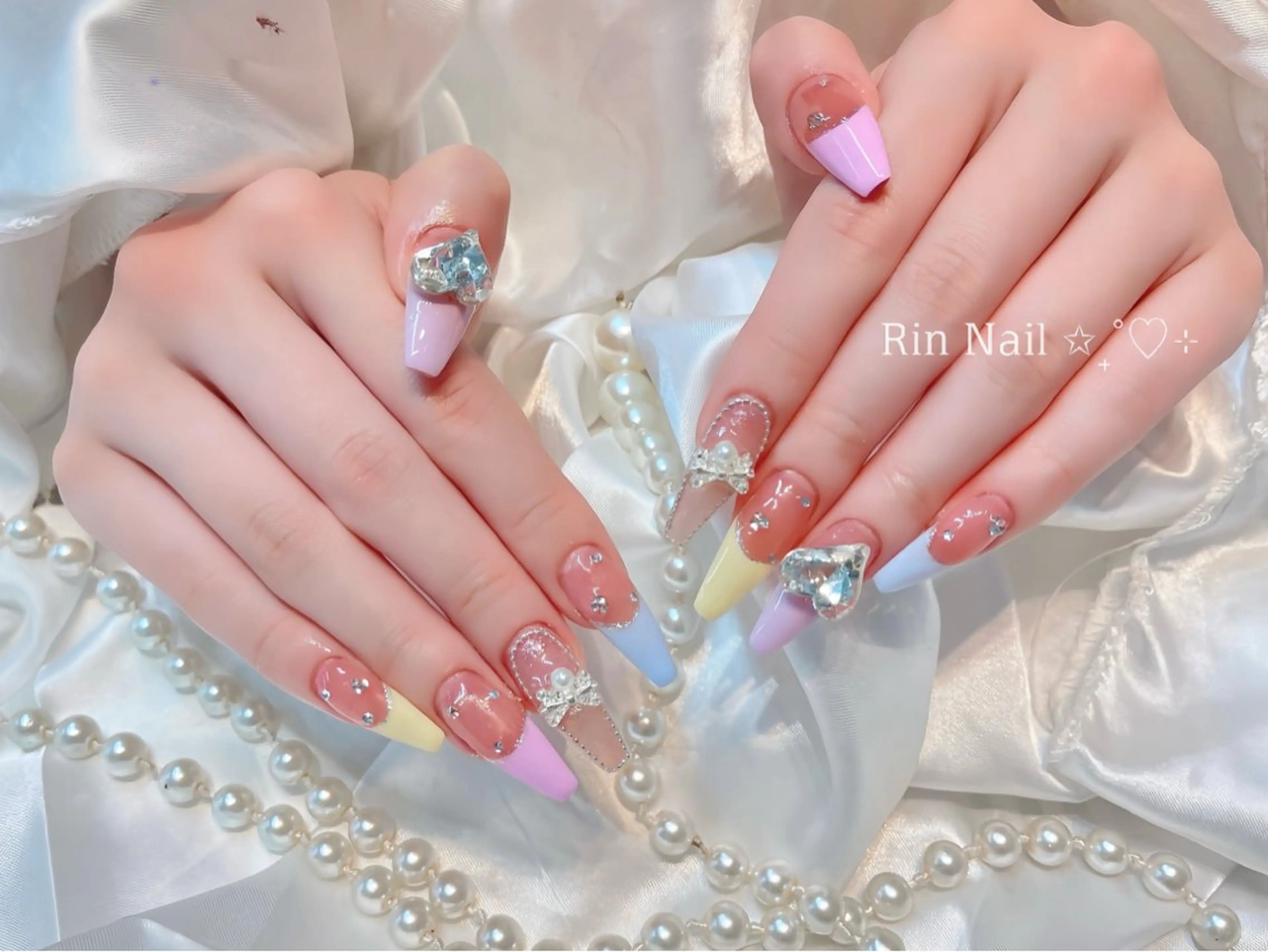 ネイル オーロラネイル ブルー フラワーネイル フットネイル グラデーション ハンドネイル Rin Nail 新大久保店のネイルデザイン